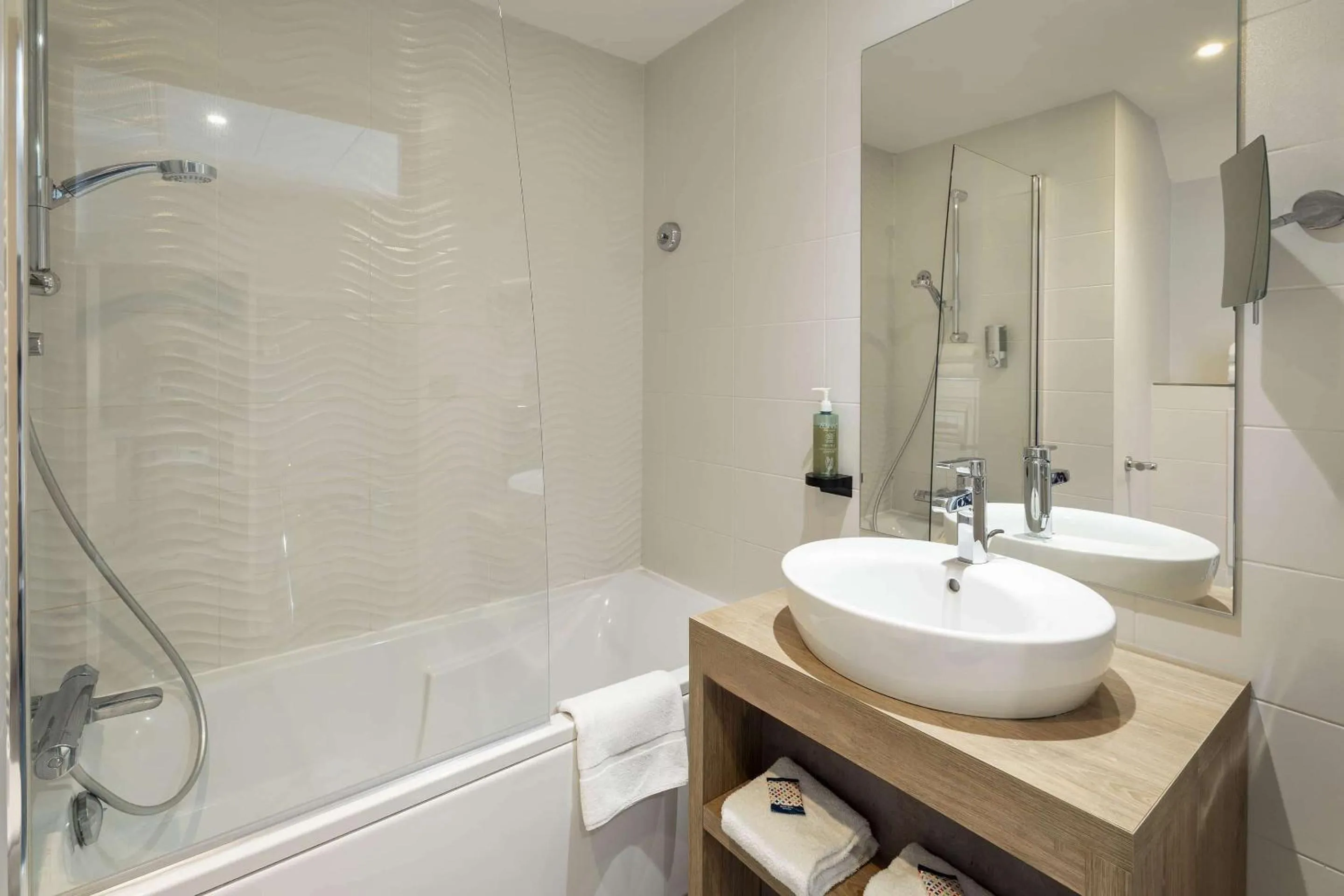 Bathroom in Best Western Les Aureliades Saint Nazaire