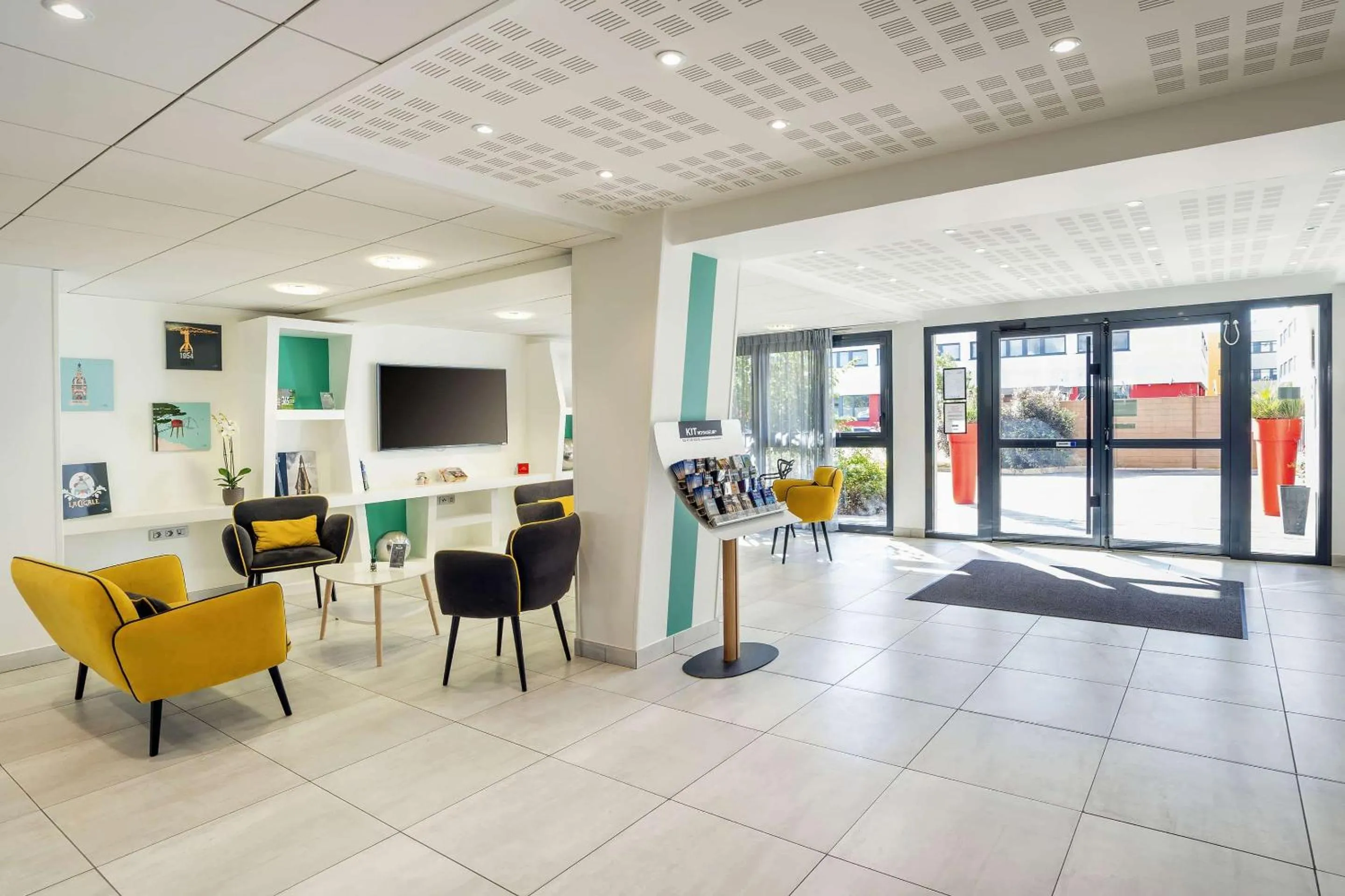 Lobby or reception in Best Western Les Aureliades Saint Nazaire