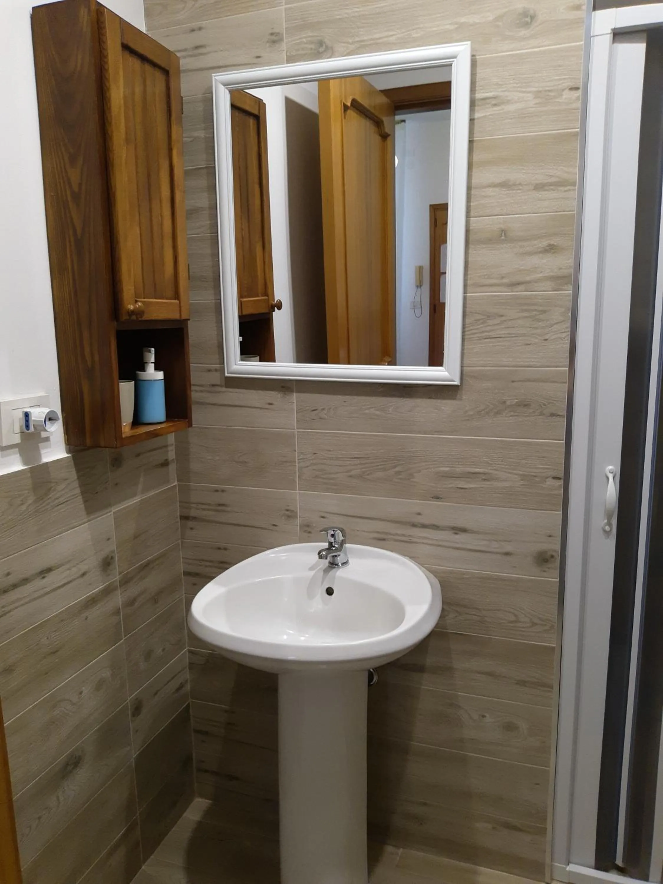 Bathroom in Thomas'home