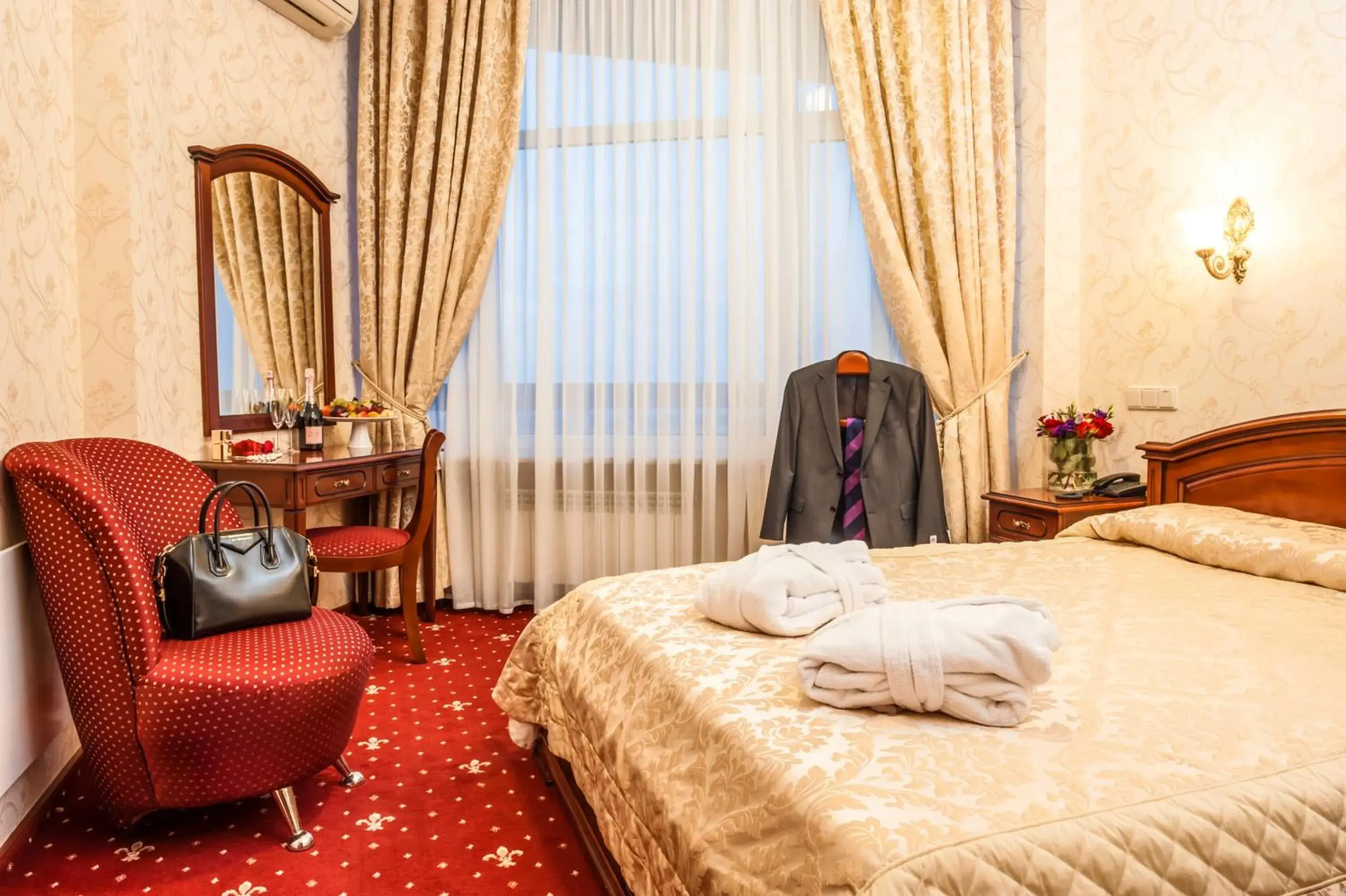 Deluxe Double Room (2 Adults + 1 Child) - single occupancy in Hotel Kyiv Deluxe Double Room (2 Adults + 1 Child) - single occupancy in Hotel Kyiv