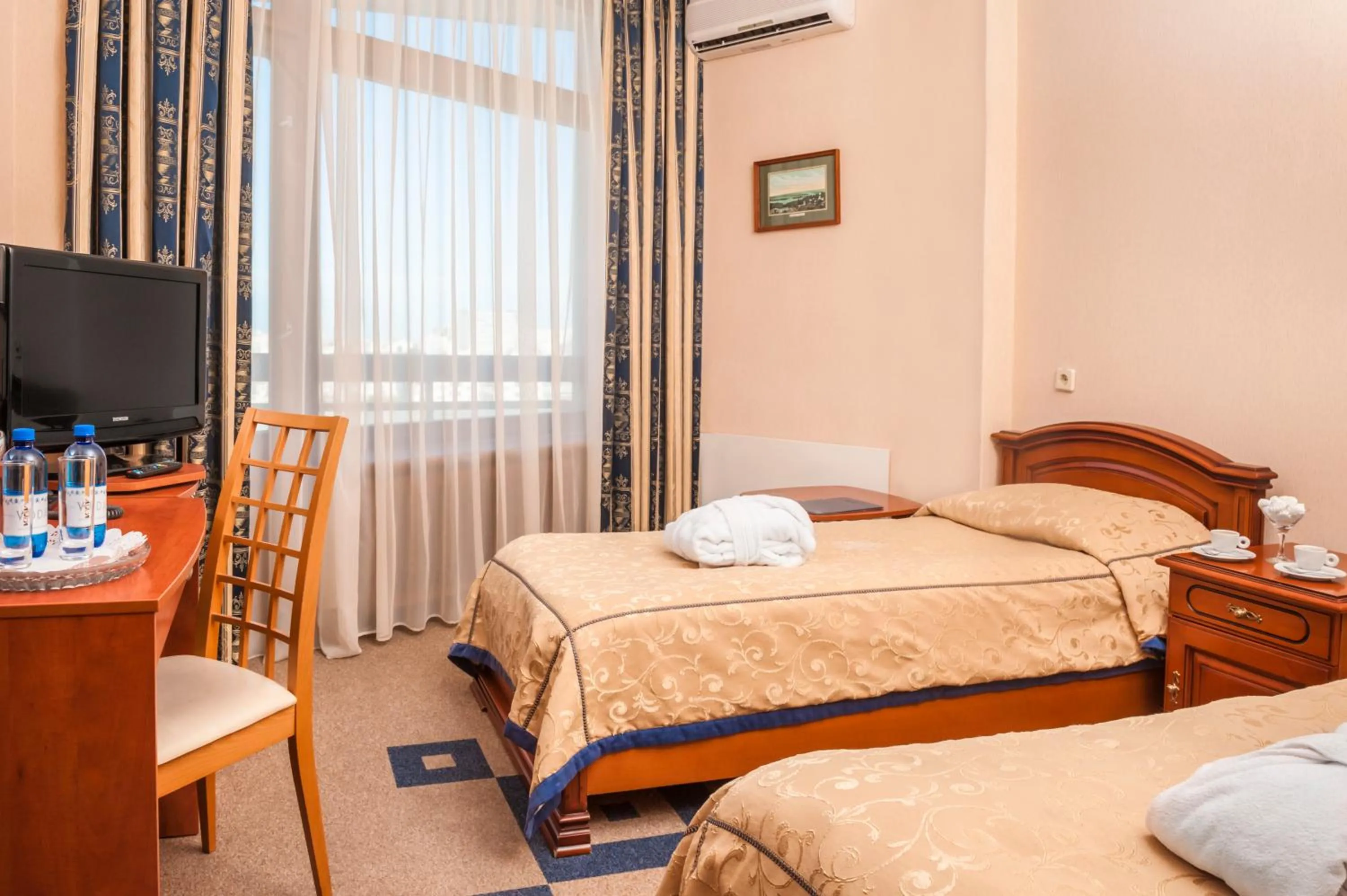 Photo of the whole room, Bed in Hotel Kyiv