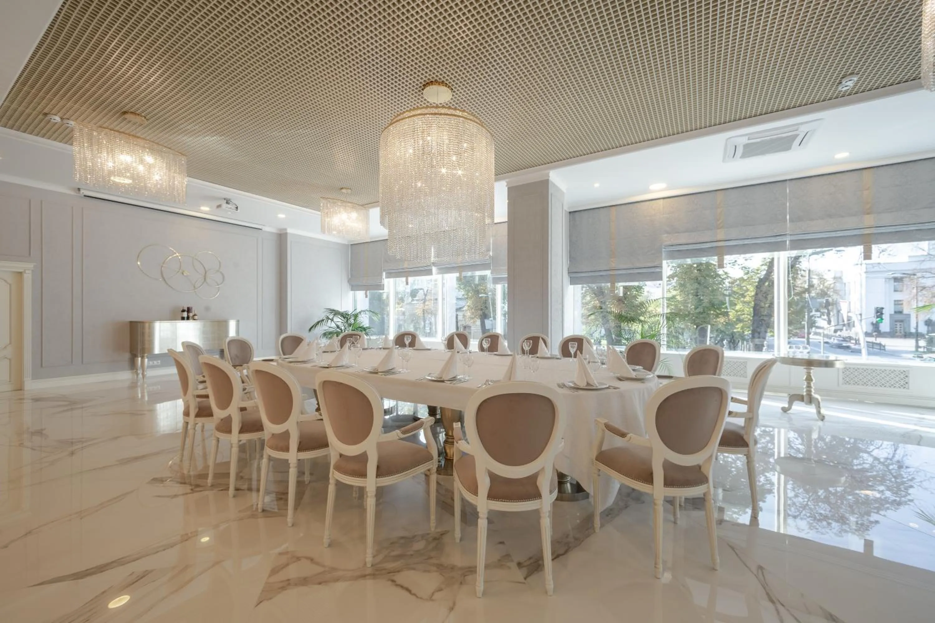 Restaurant/places to eat in Hotel Kyiv