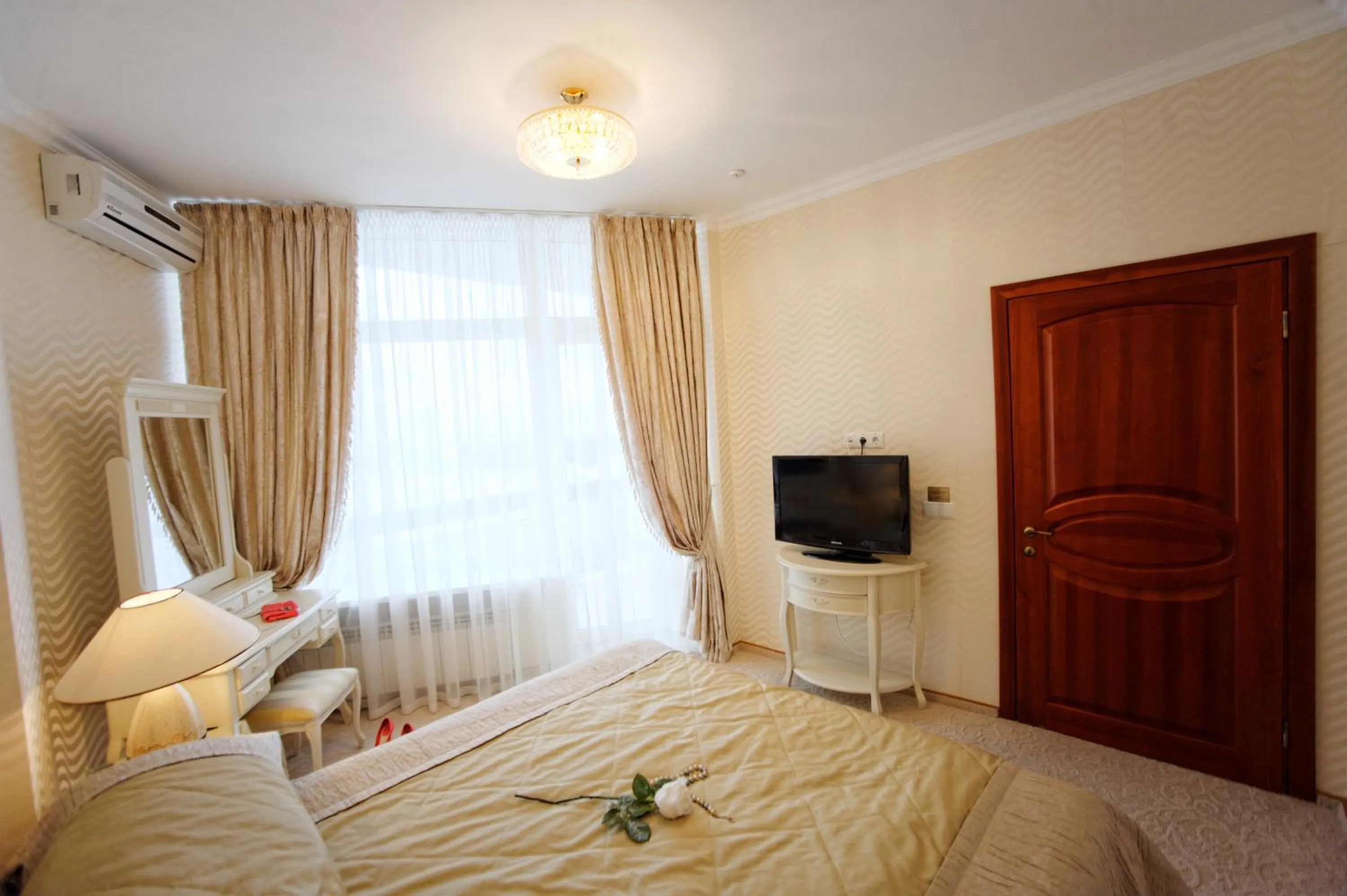 wedding, Bed in Hotel Kyiv