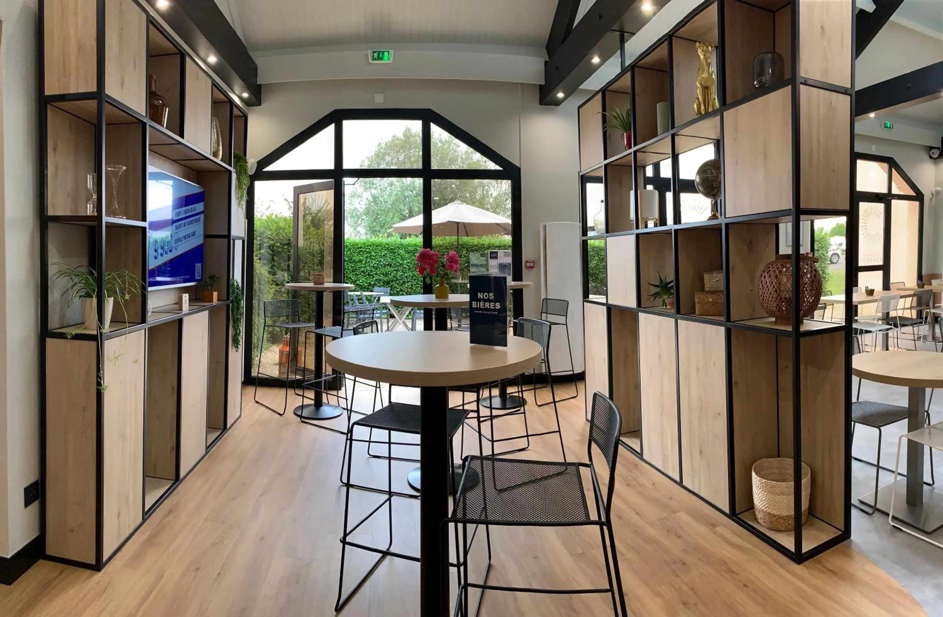 Lounge or bar in ibis Saint-Lô