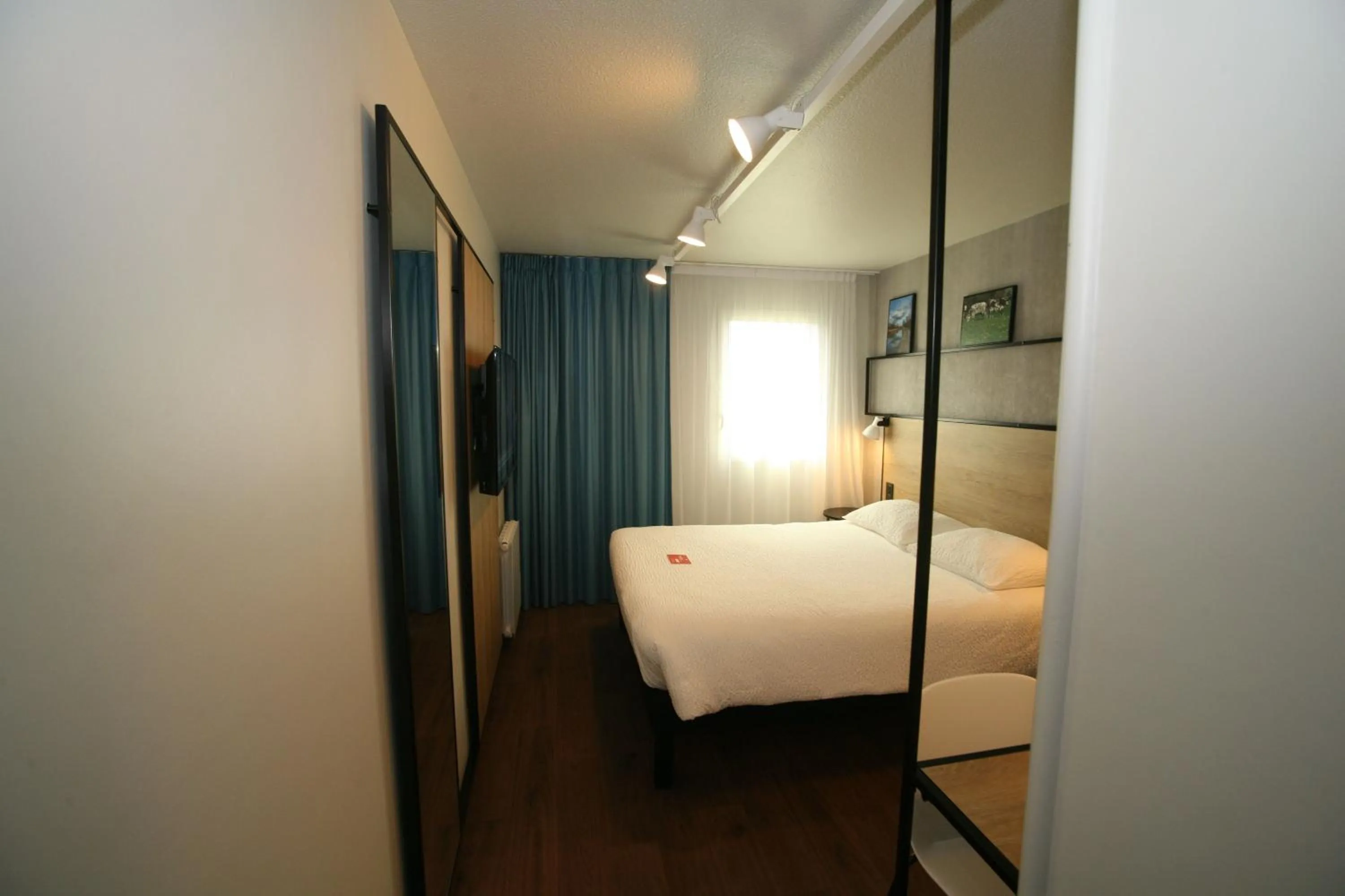 Bedroom, Bed in ibis Saint-Lô