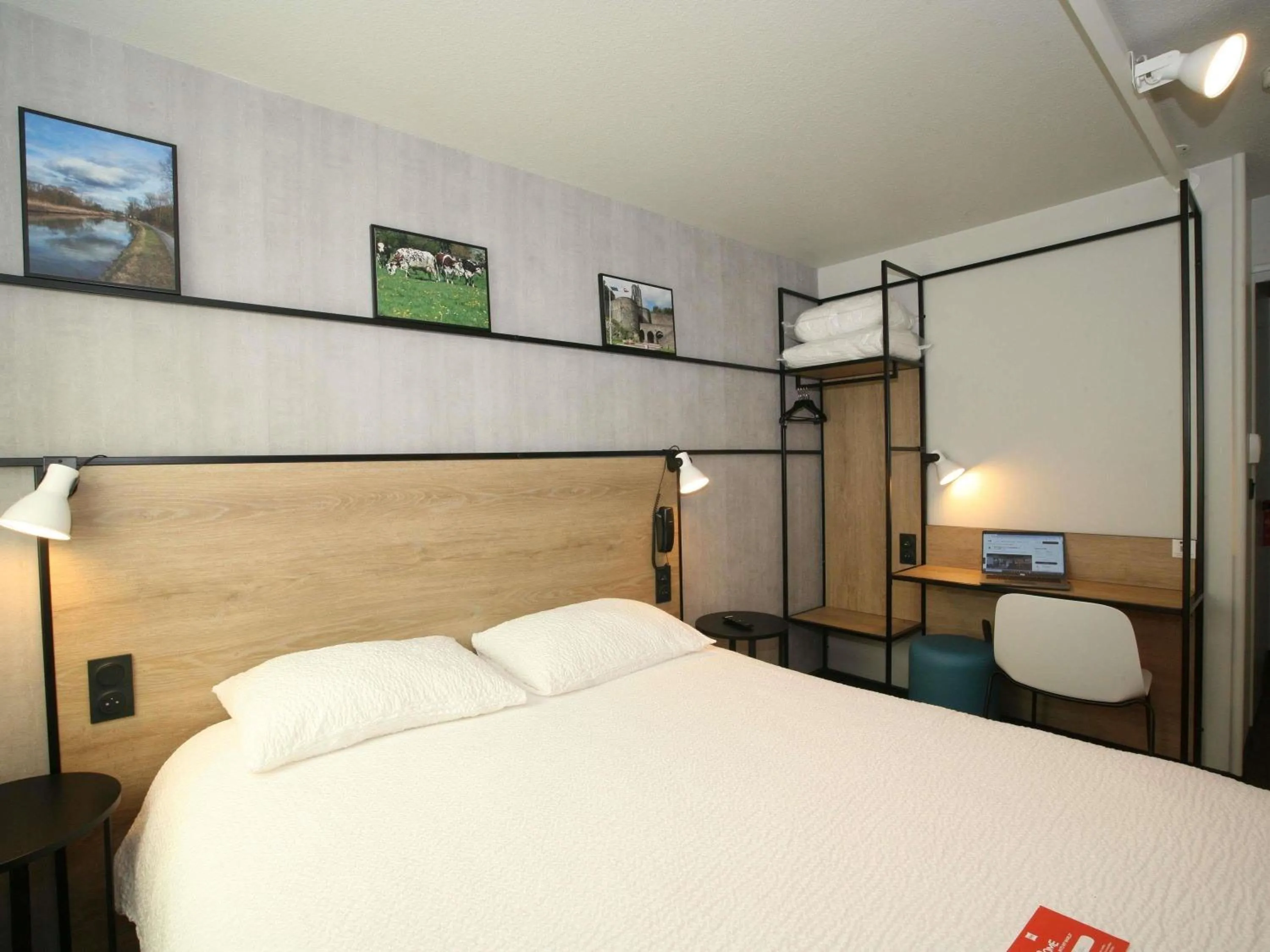 Bedroom, Bed in ibis Saint-Lô