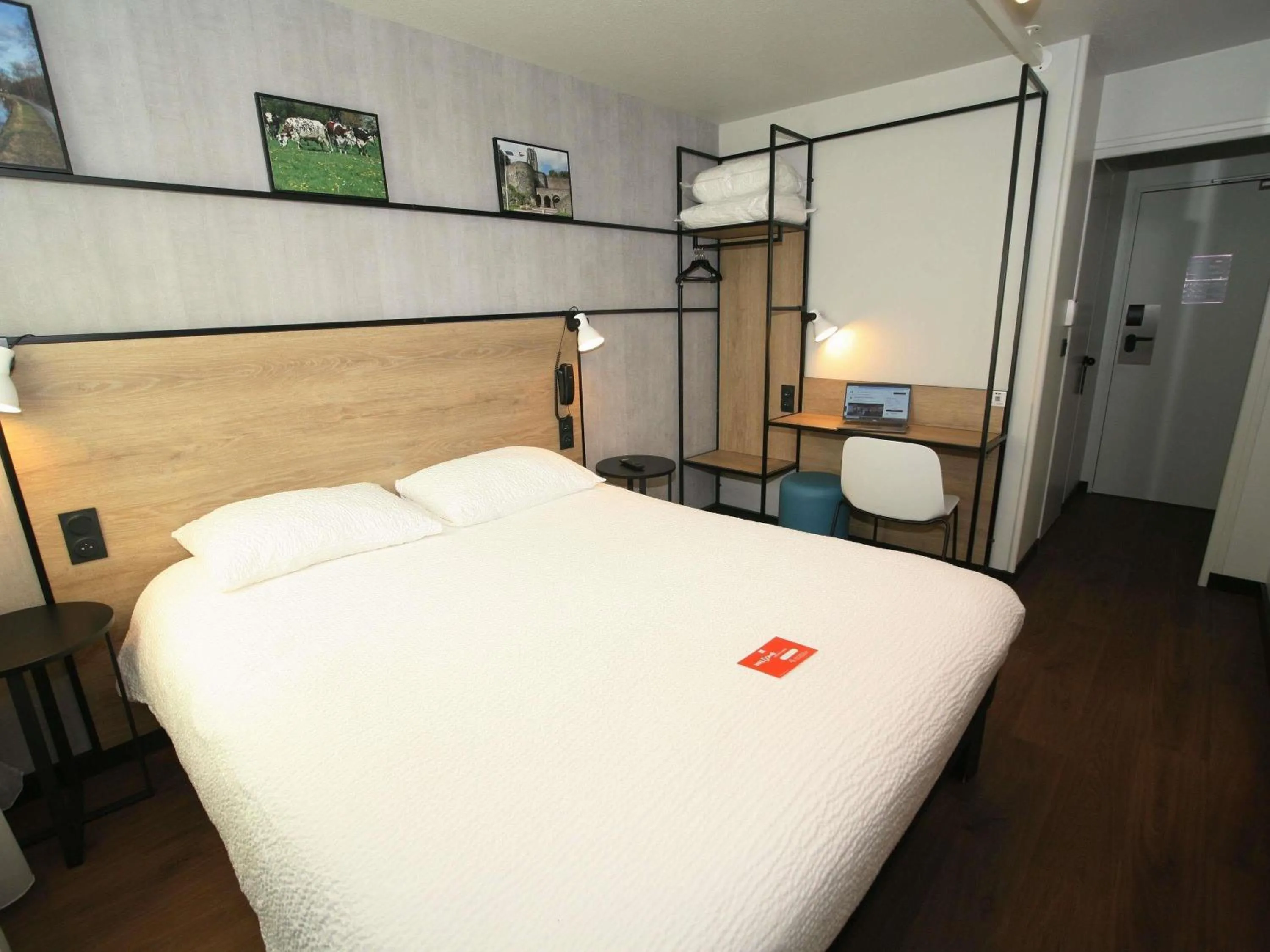 Bedroom, Bed in ibis Saint-Lô