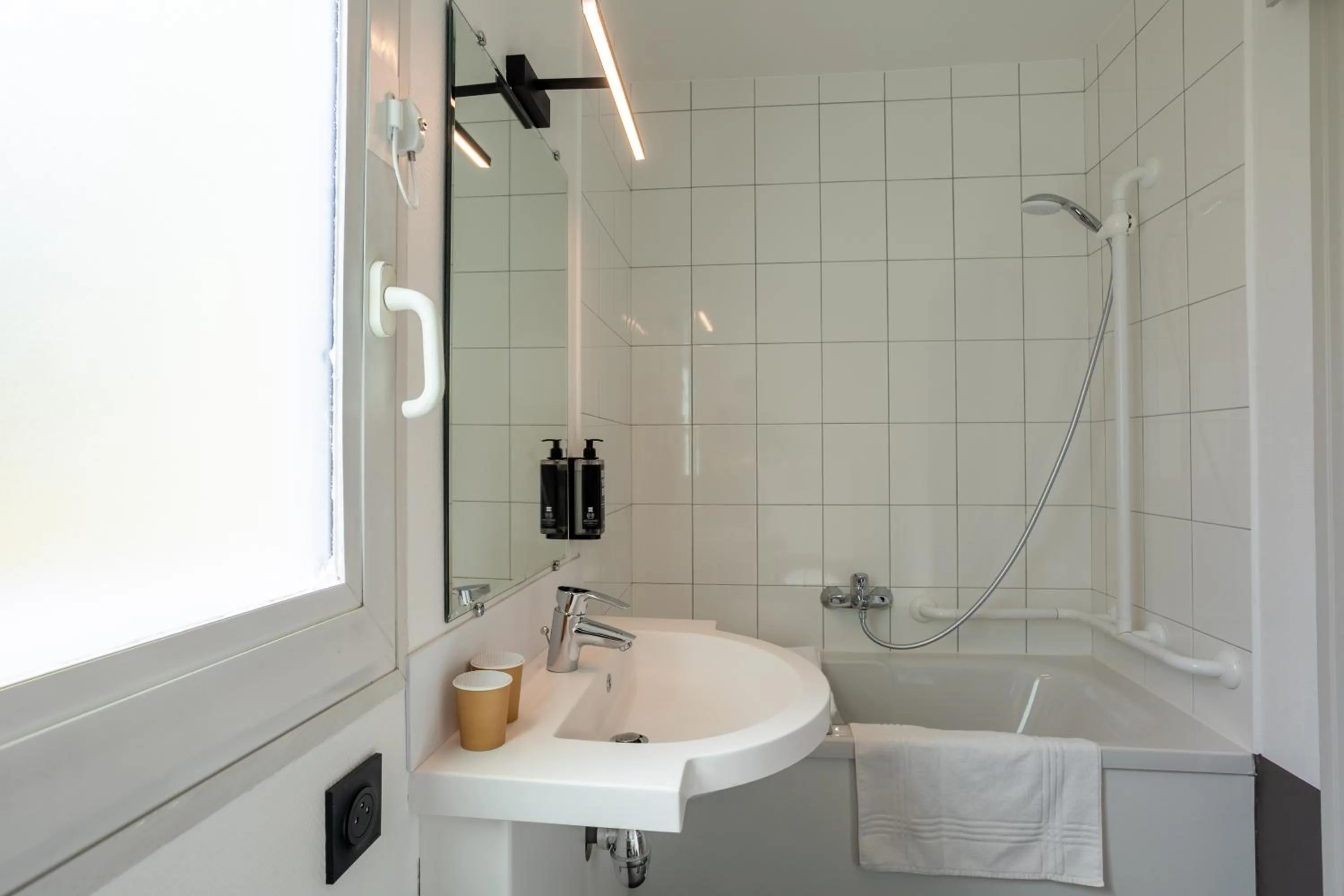 Bathroom in ibis Saint-Lô