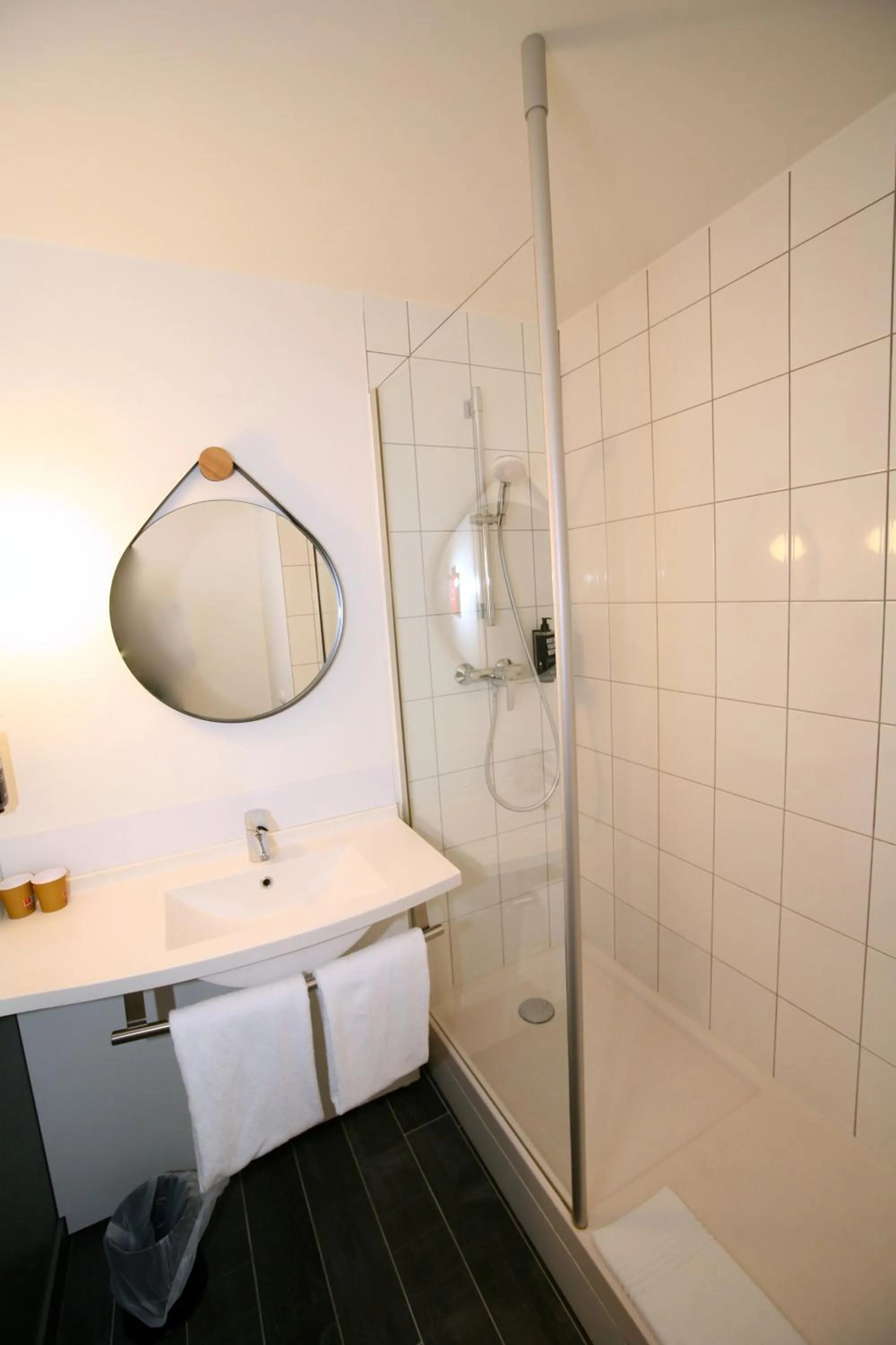 Bathroom in ibis Saint-Lô