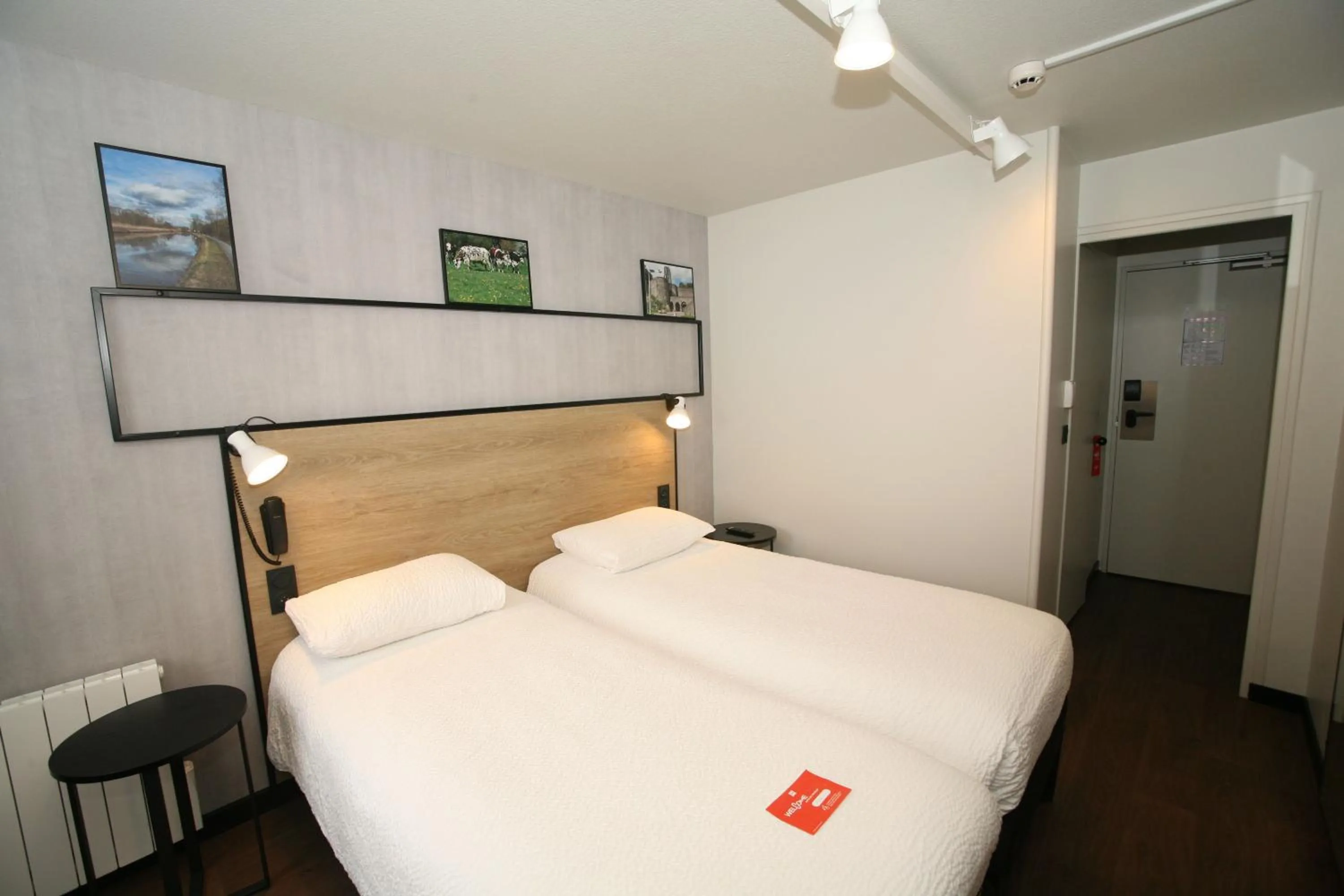 Photo of the whole room, Bed in ibis Saint-Lô