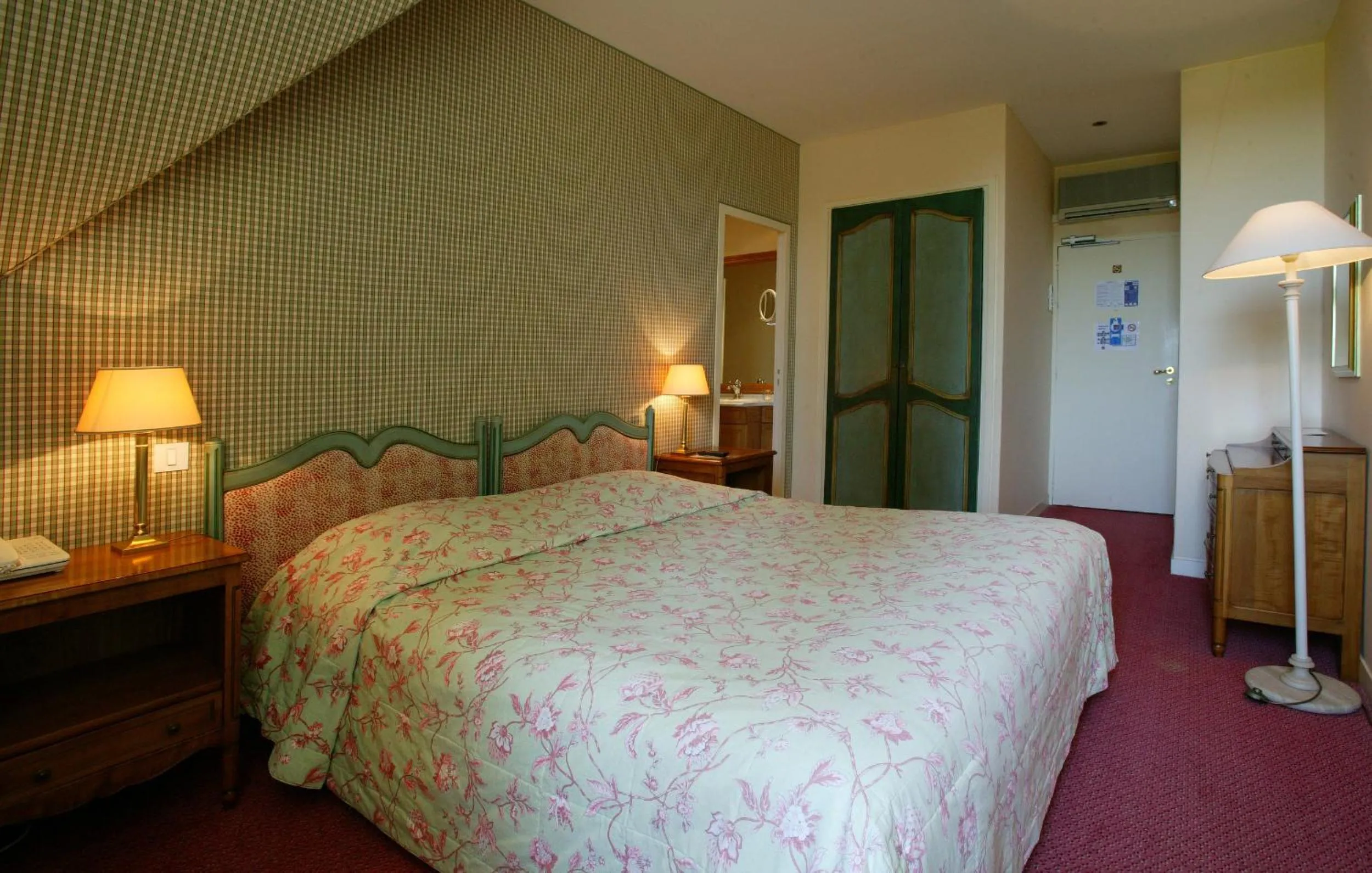 Photo of the whole room, Bed in Le Manoir de Bellerive