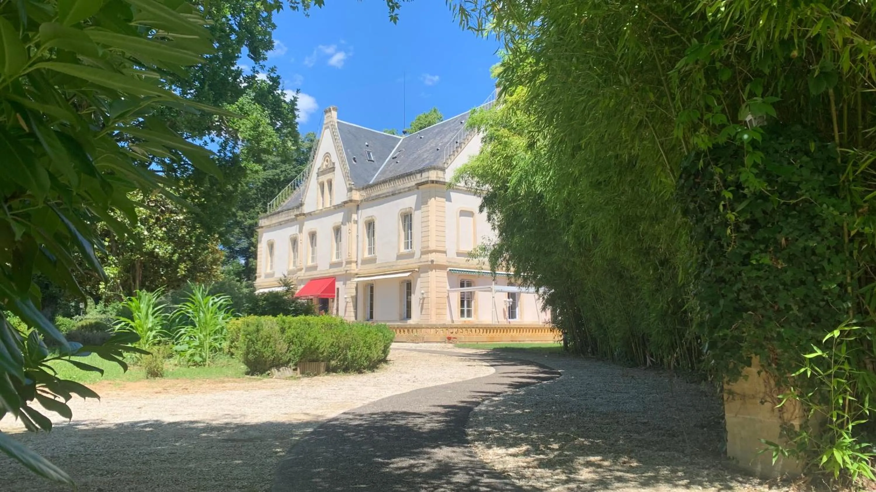 Property building in Le Manoir de Bellerive