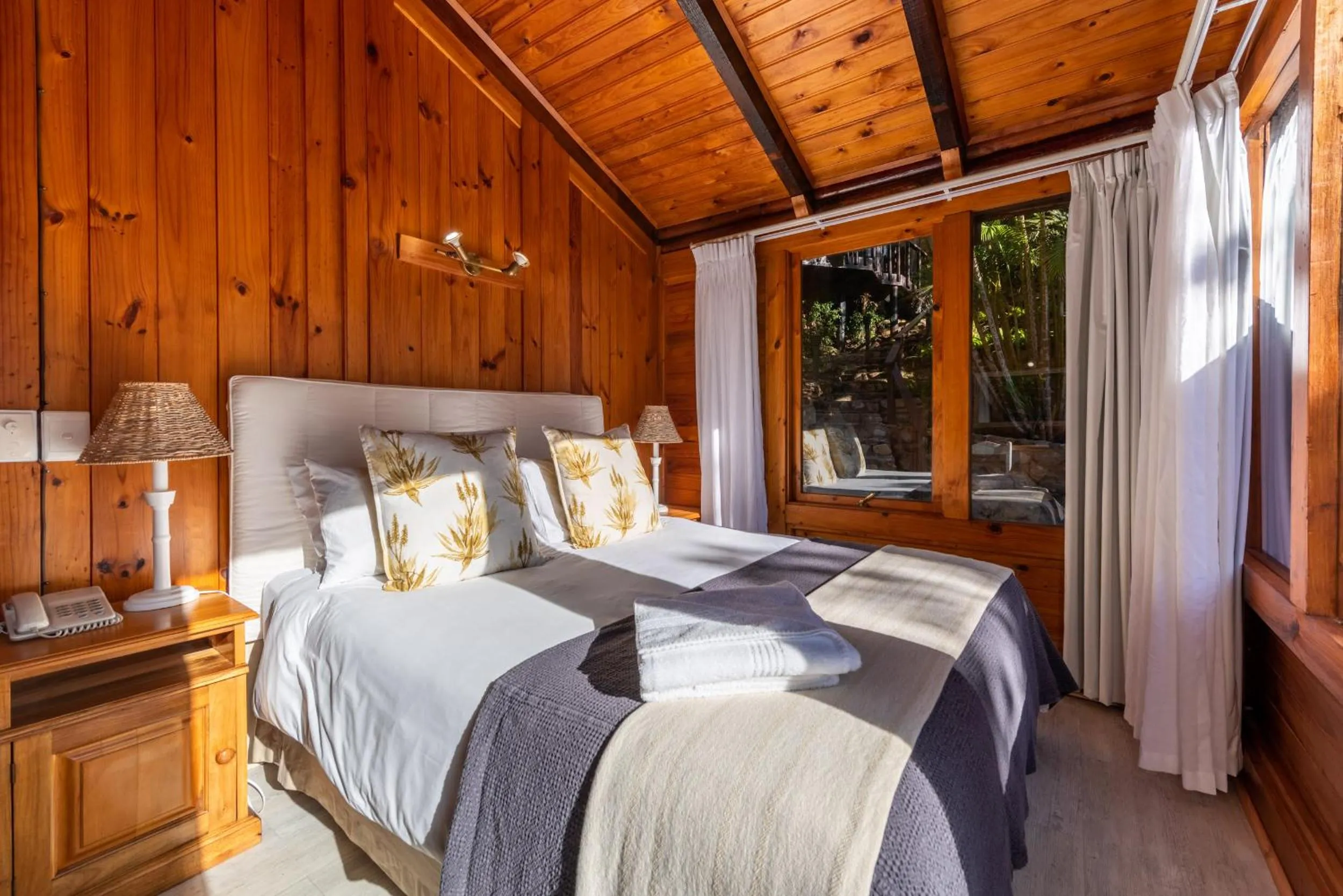 Bedroom, Bed in Under Milkwood Resort