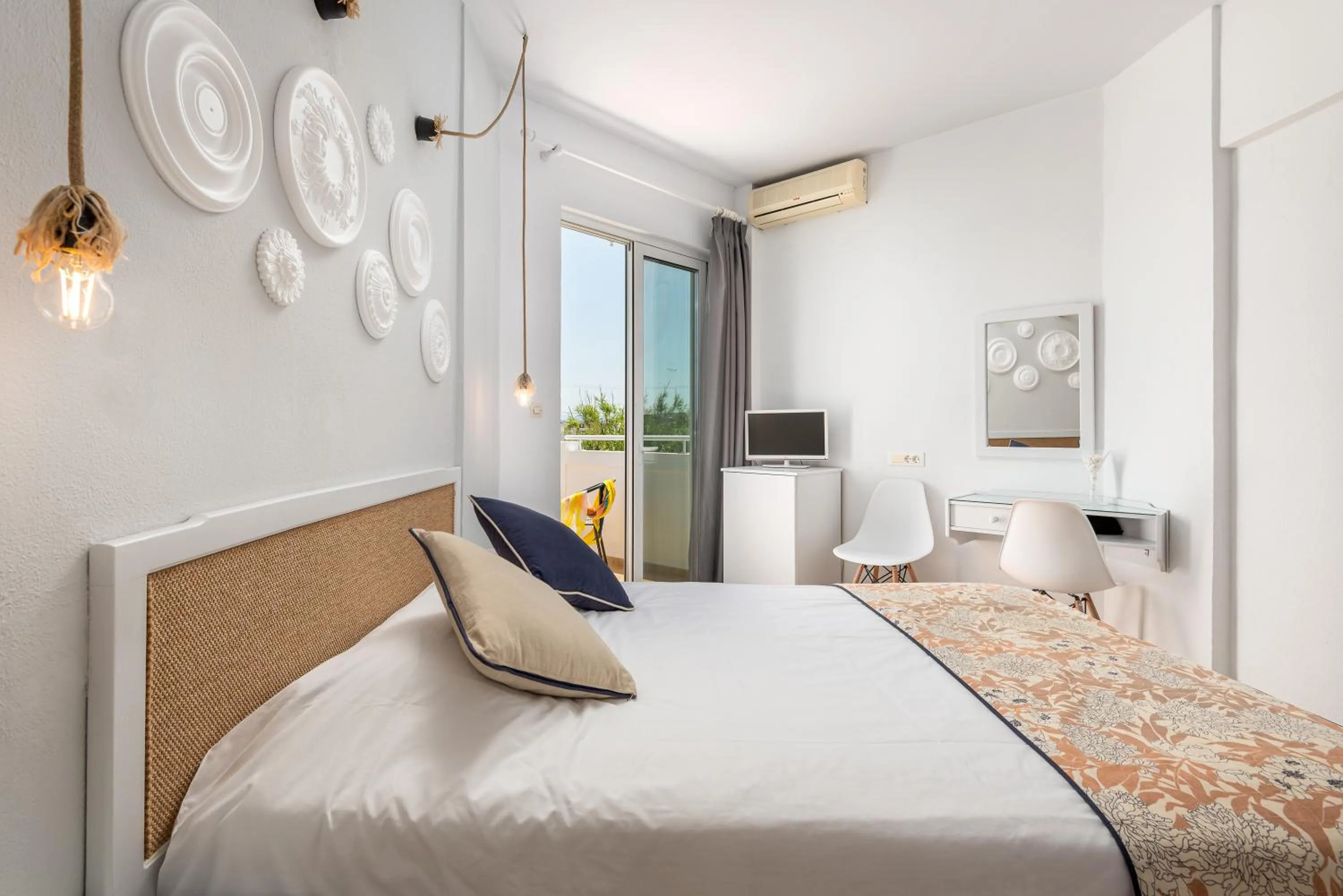 Bedroom, Bed in Mrs Chryssana Beach Hotel