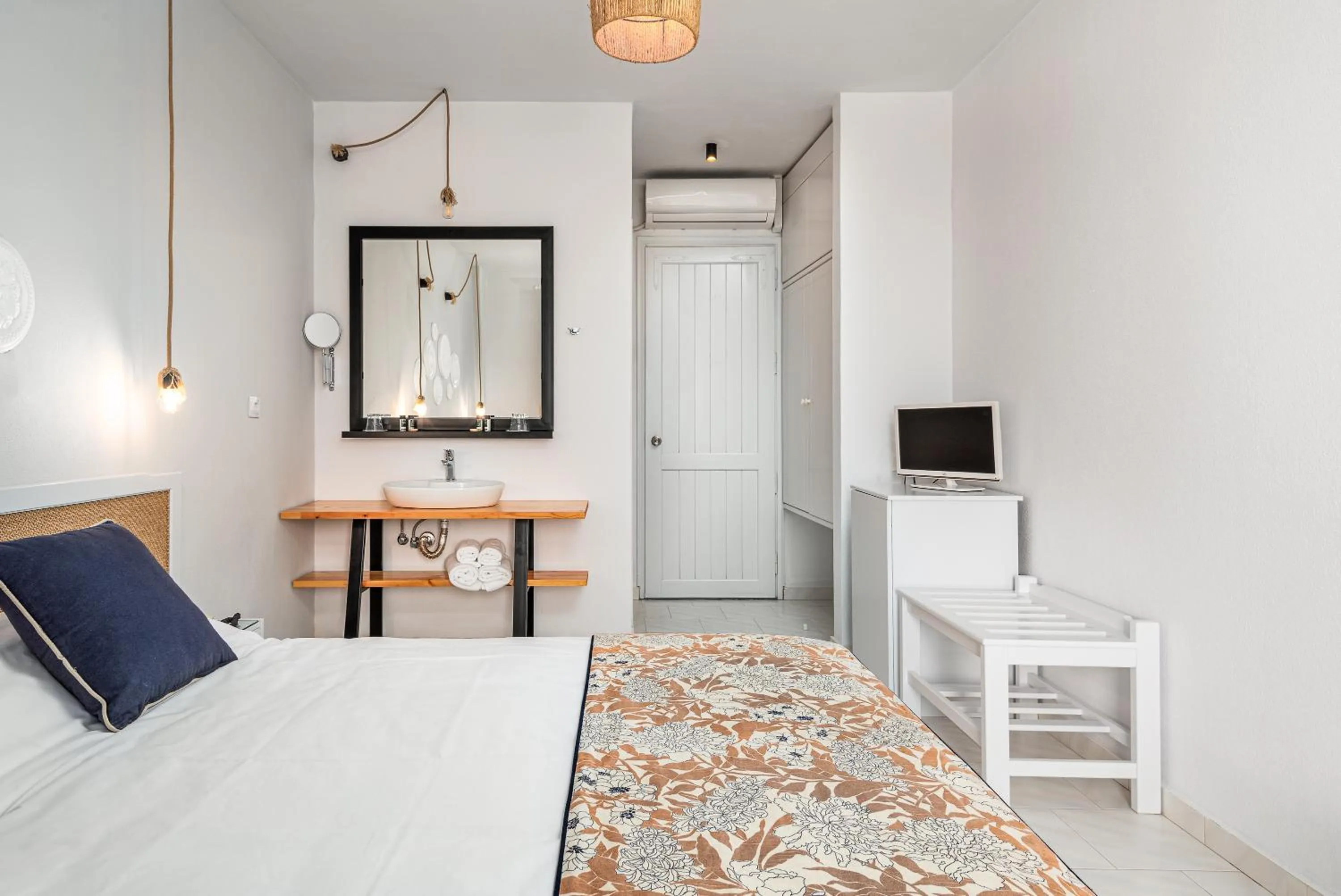 Bedroom, Bed in Mrs Chryssana Beach Hotel