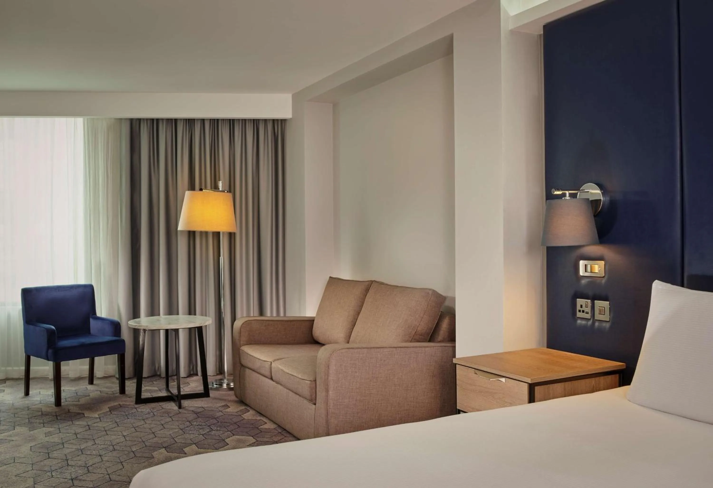 Living room, Bed in DoubleTree by Hilton Lincoln