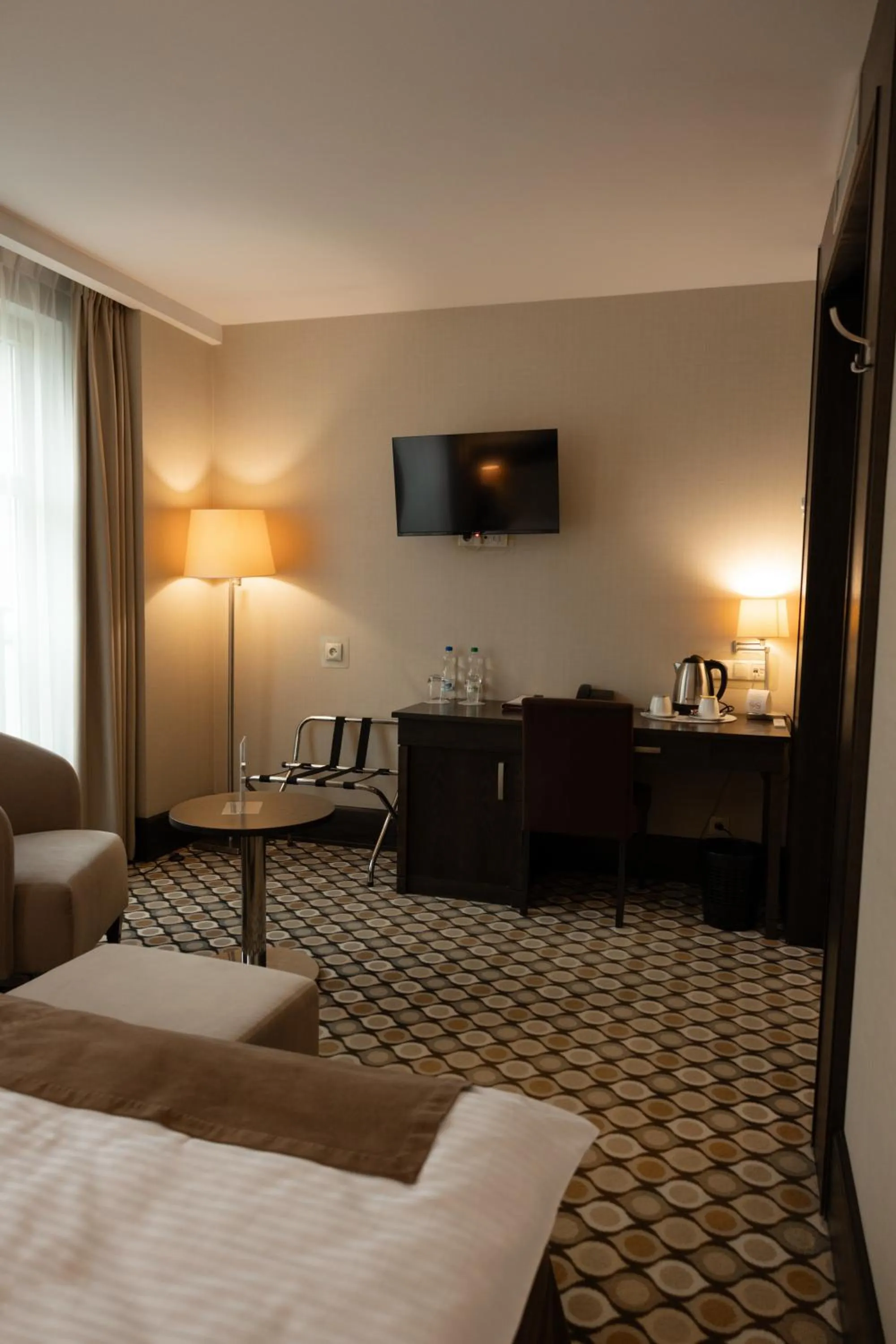 Coffee/tea facilities, Bed in Red Baron Hotel & Restaurant