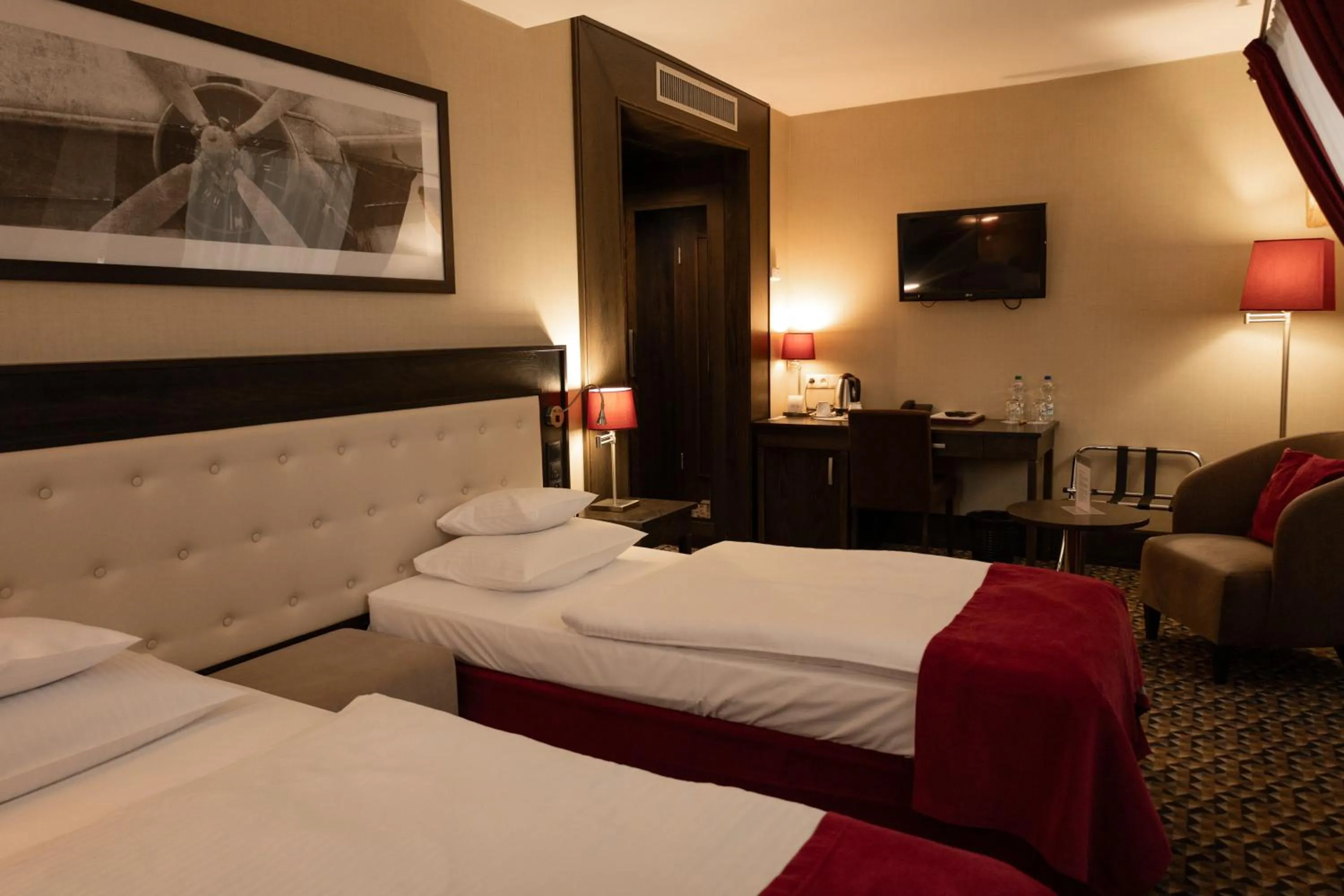 Photo of the whole room, Bed in Red Baron Hotel & Restaurant