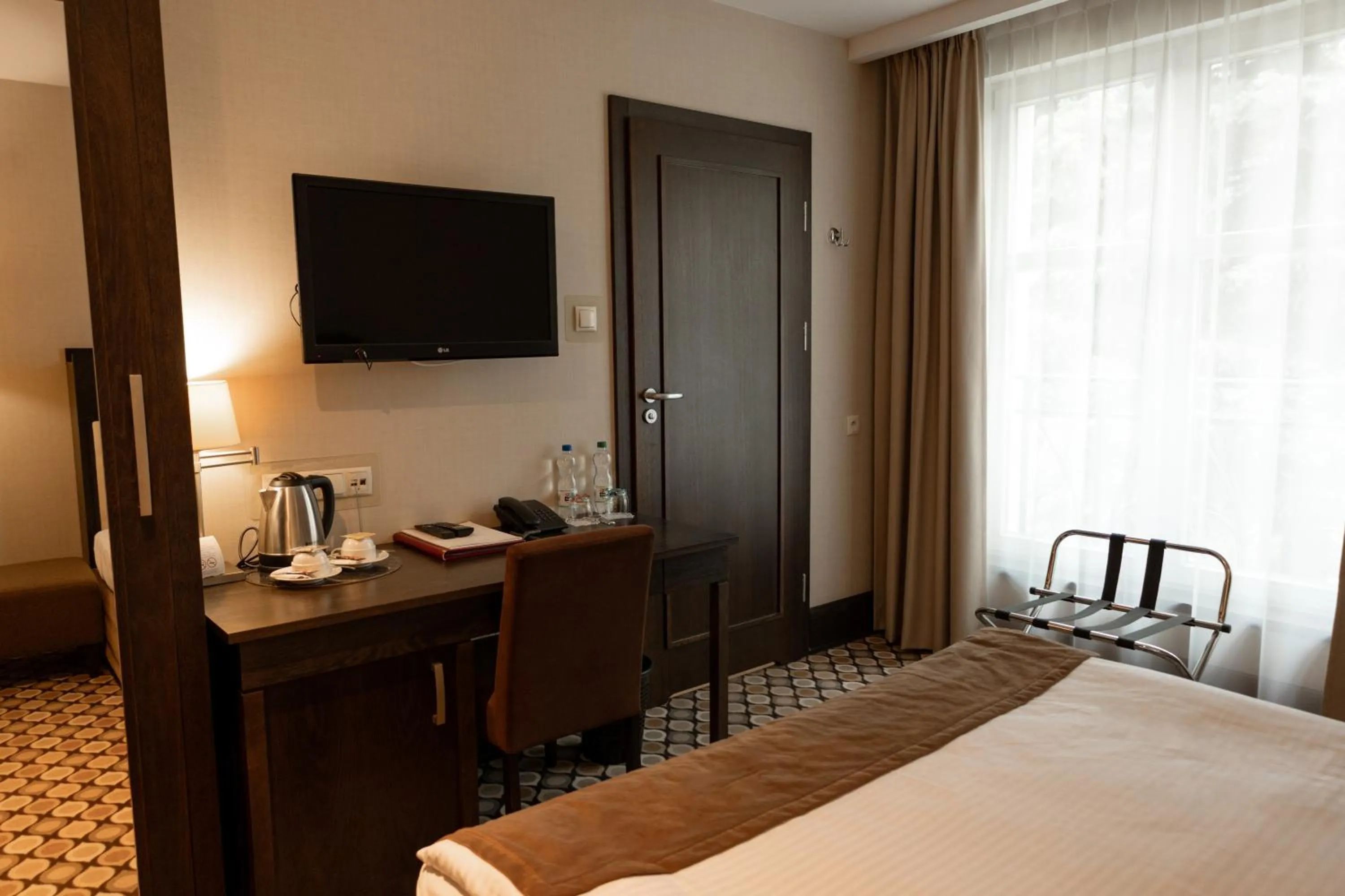 Coffee/tea facilities, Bed in Red Baron Hotel & Restaurant