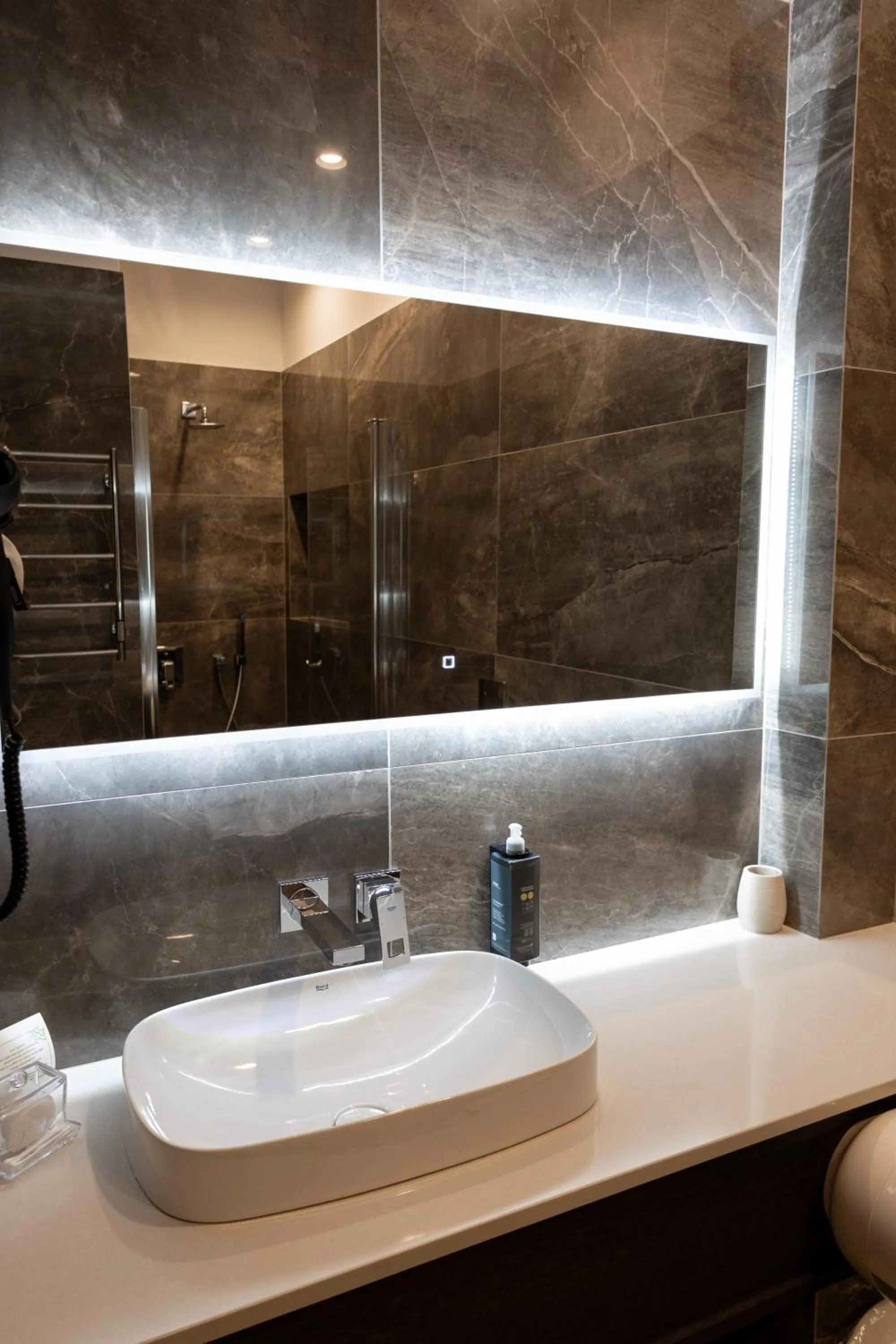 Shower in Red Baron Hotel & Restaurant