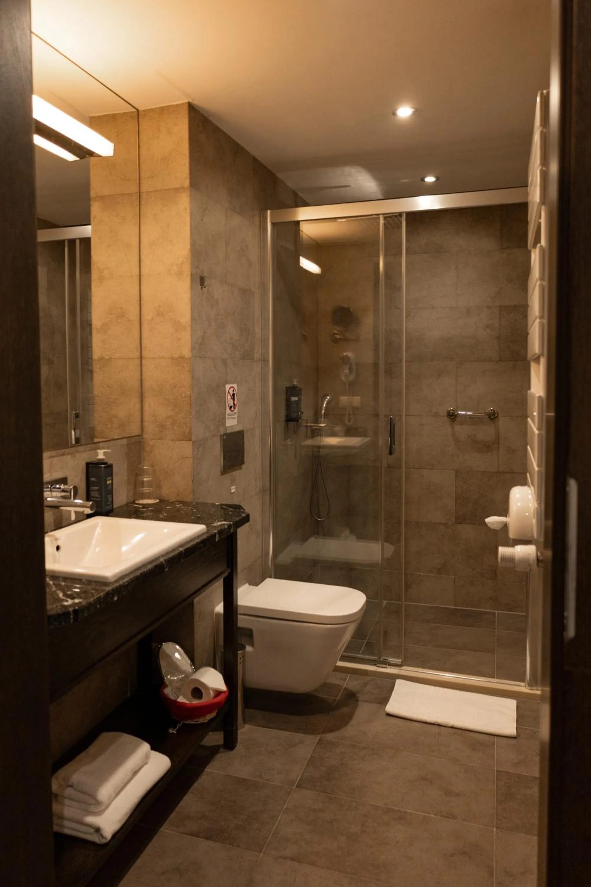 Shower in Red Baron Hotel & Restaurant