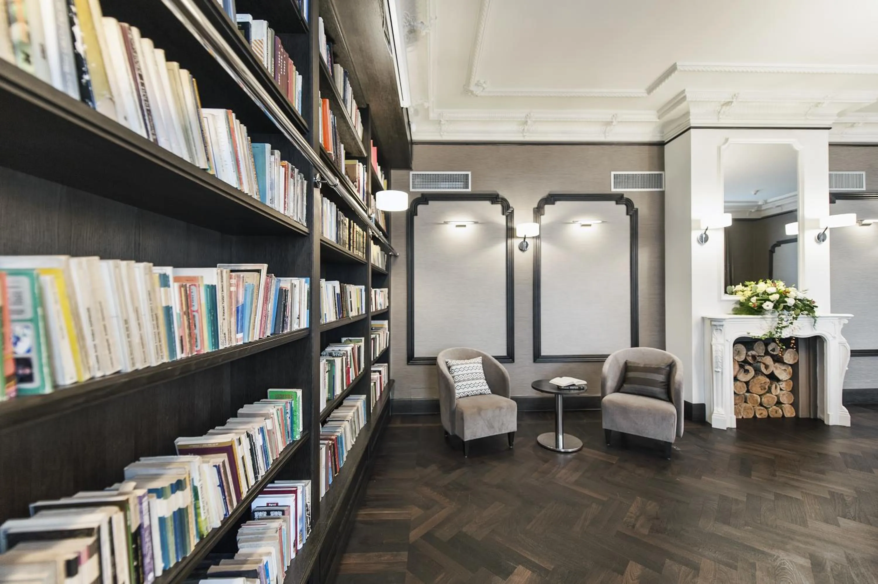 Communal lounge/ TV room in Red Baron Hotel & Restaurant