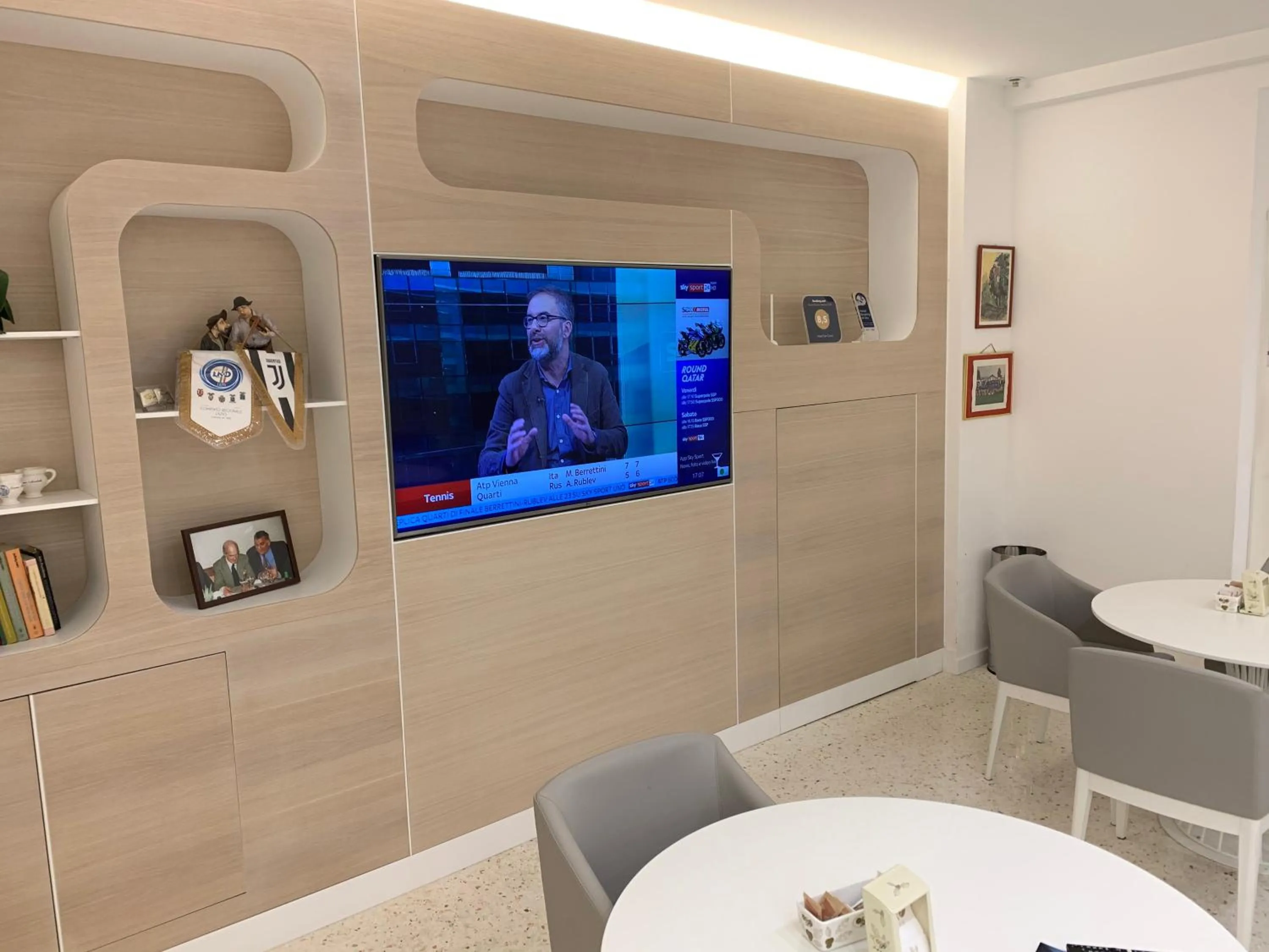 Communal lounge/ TV room in Hotel San Carlo