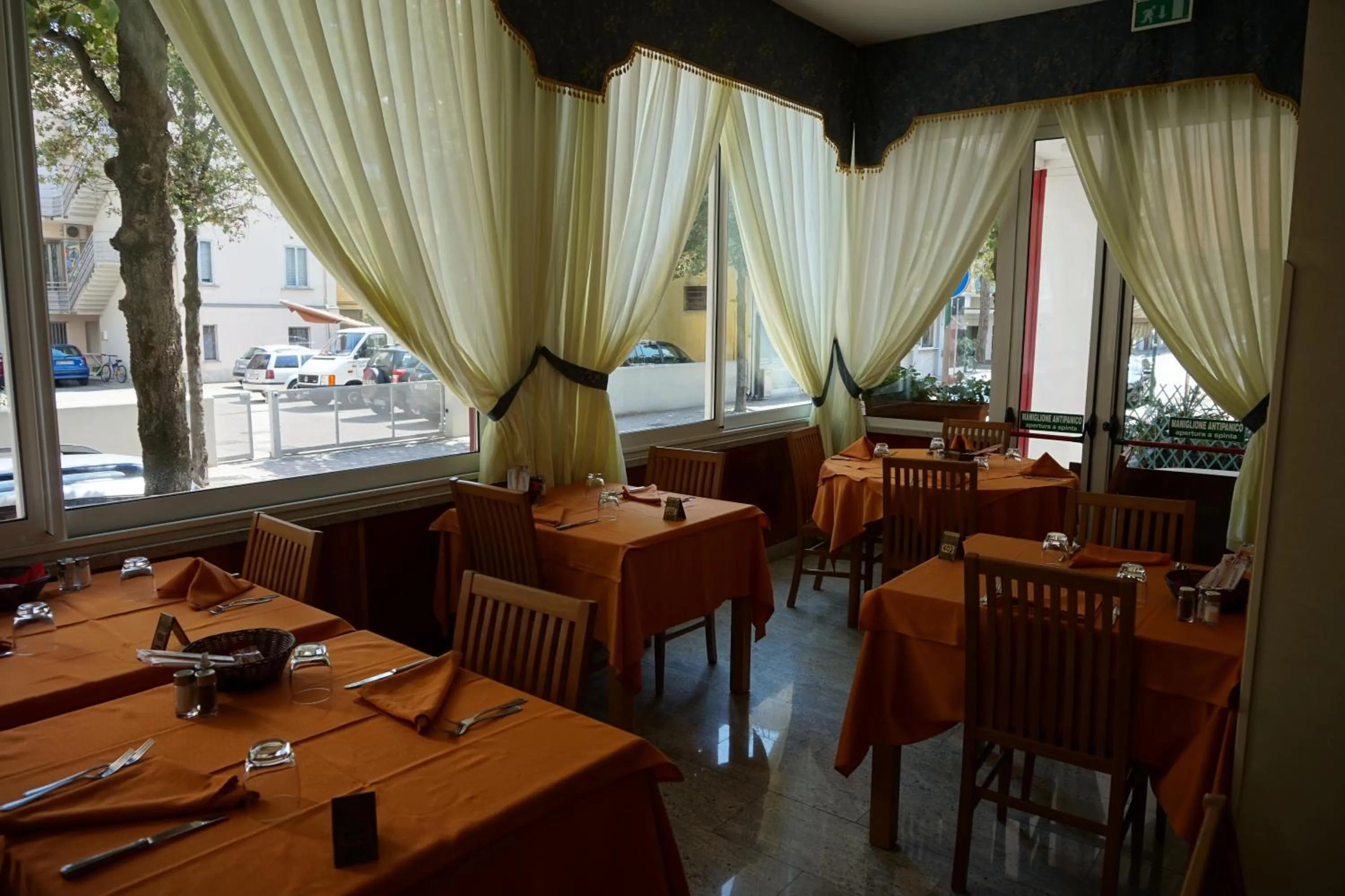 Restaurant/places to eat in Hotel Flora