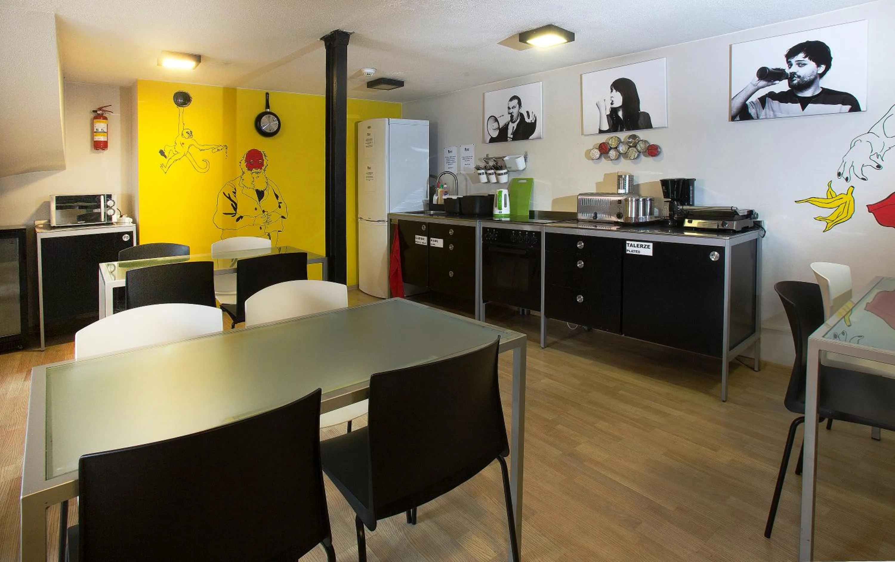 Restaurant/places to eat, Kitchen/Kitchenette in Corner Hostel