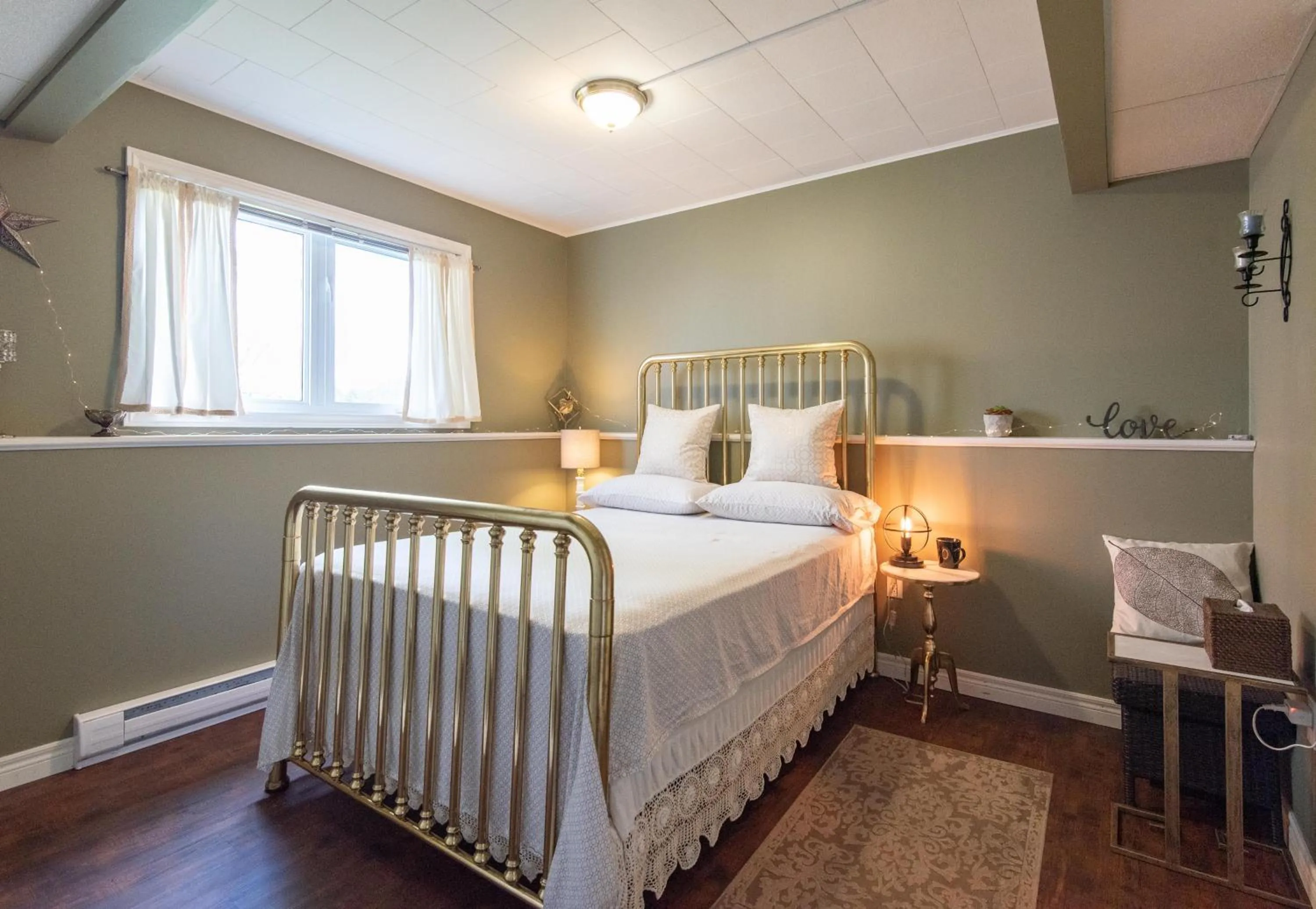 Photo of the whole room, Bed in Chez Nous