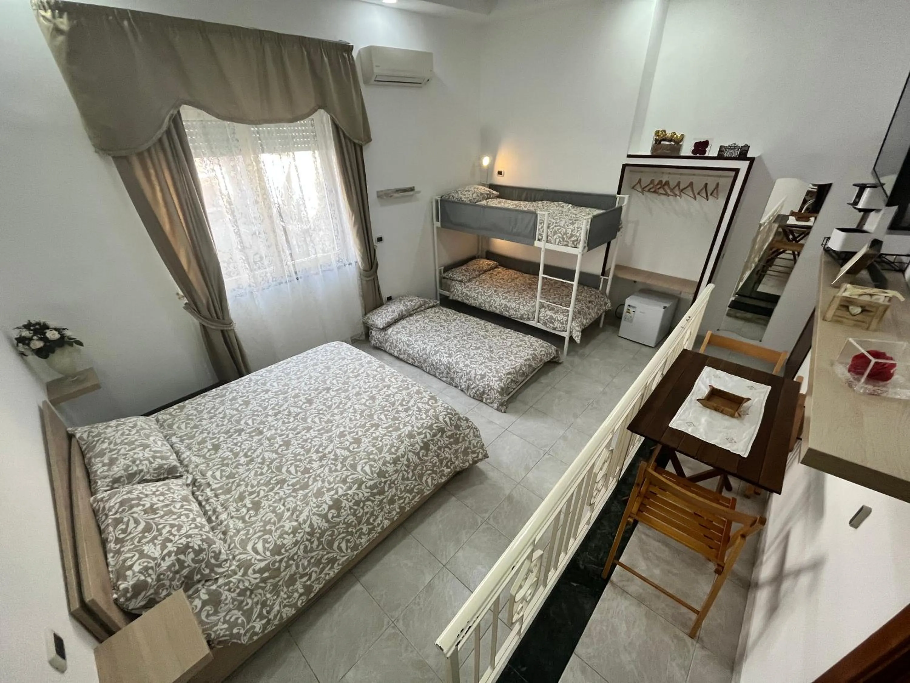 Photo of the whole room, Bed in Regy