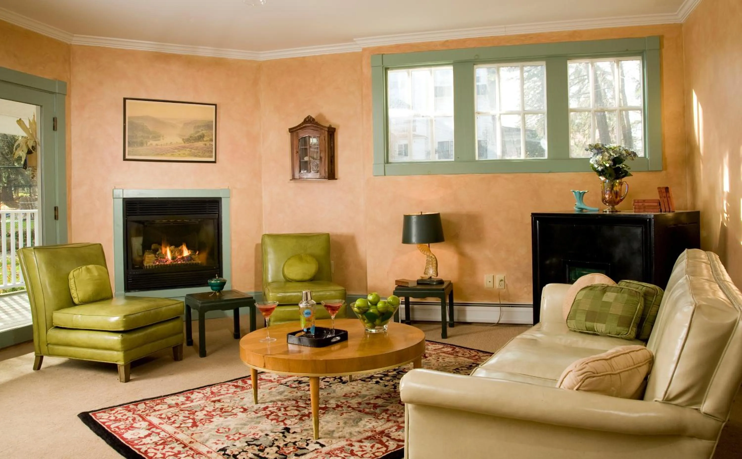 Communal lounge/ TV room in Hampton Terrace Inn