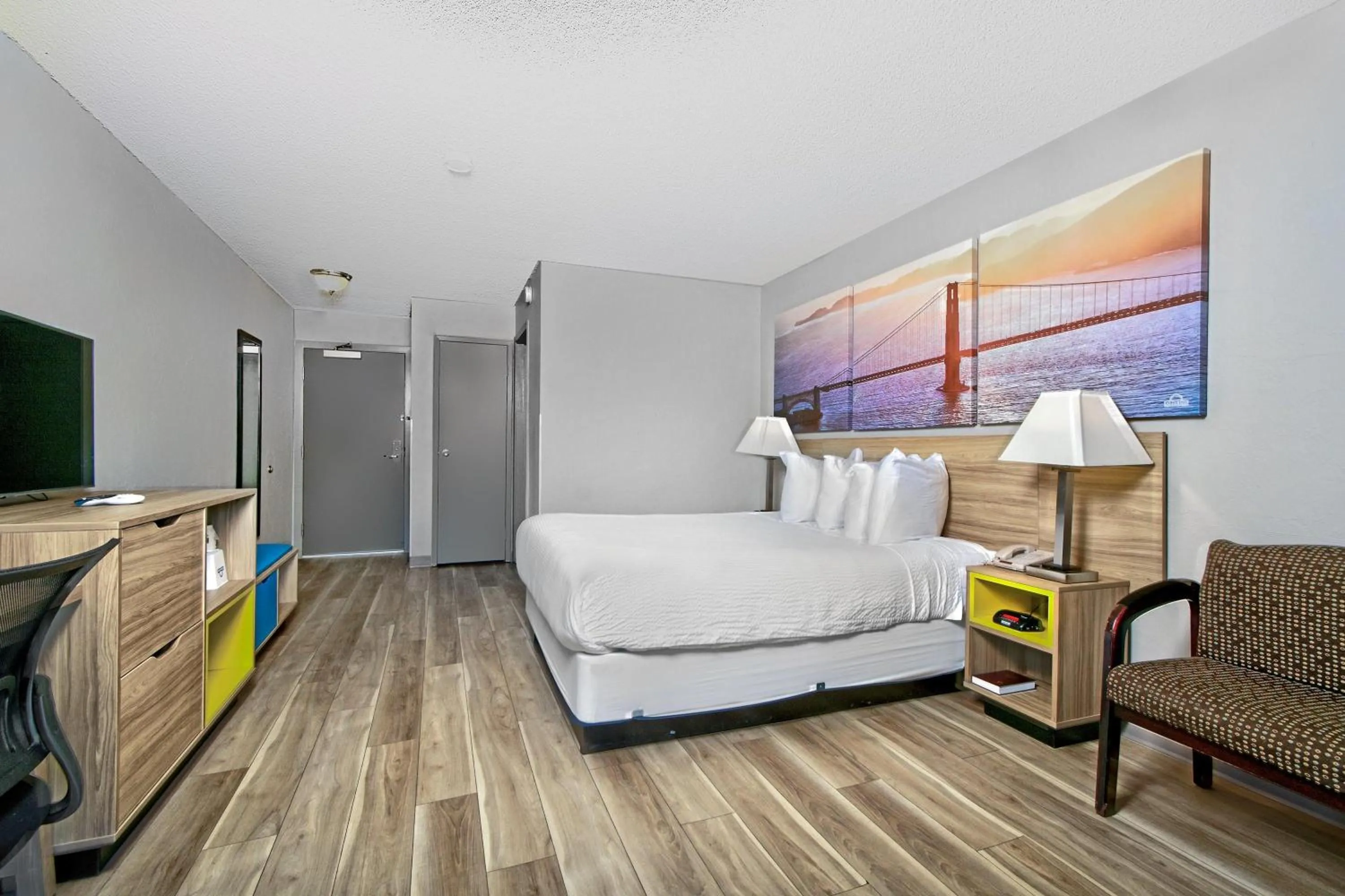 Photo of the whole room, Bed in Days Inn by Wyndham Novato/San Francisco