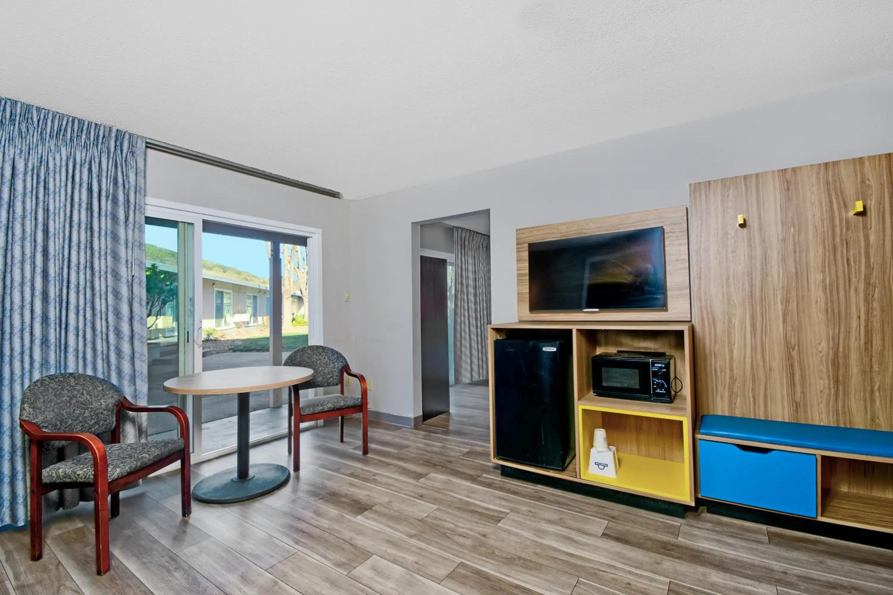 Deluxe King Suite with Roll-In Shower - Mobility Accessible/Non-Smoking in Days Inn by Wyndham Novato/San Francisco Deluxe King Suite with Roll-In Shower - Mobility Accessible/Non-Smoking in Days Inn by Wyndham Novato/San Francisco