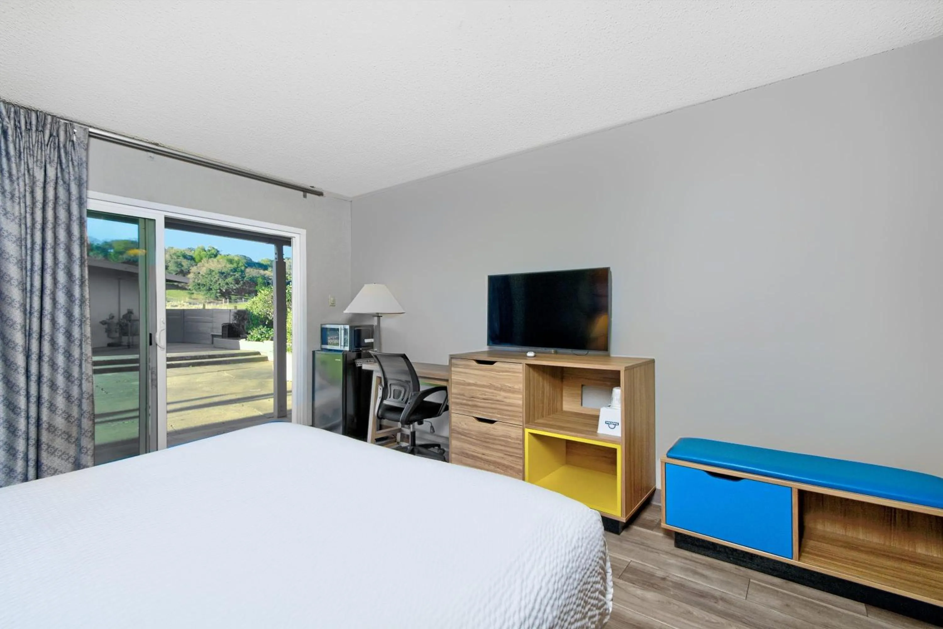 Photo of the whole room, Bed in Days Inn by Wyndham Novato/San Francisco