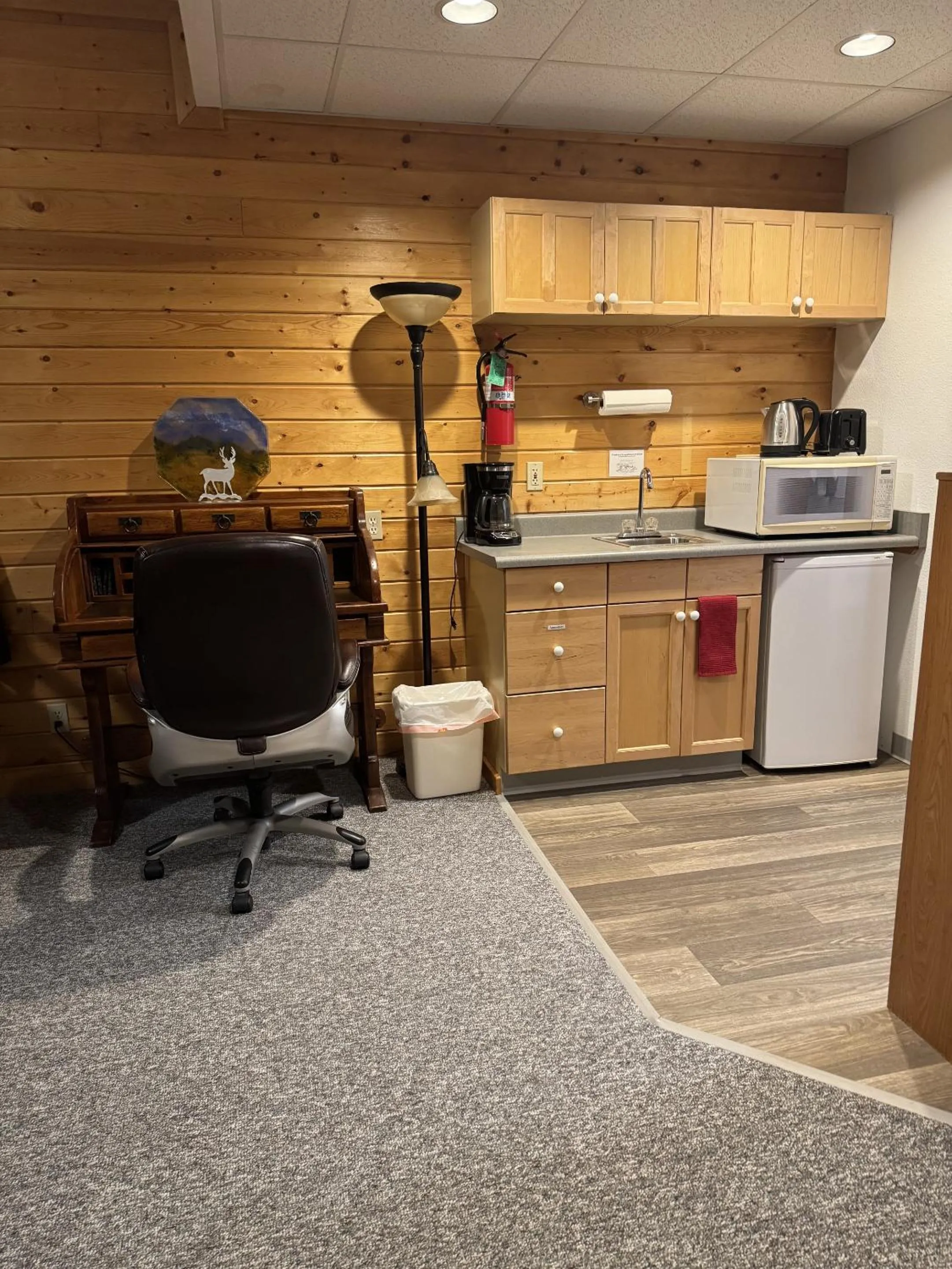 Kitchen or kitchenette in Susitna River Lodging, Suites