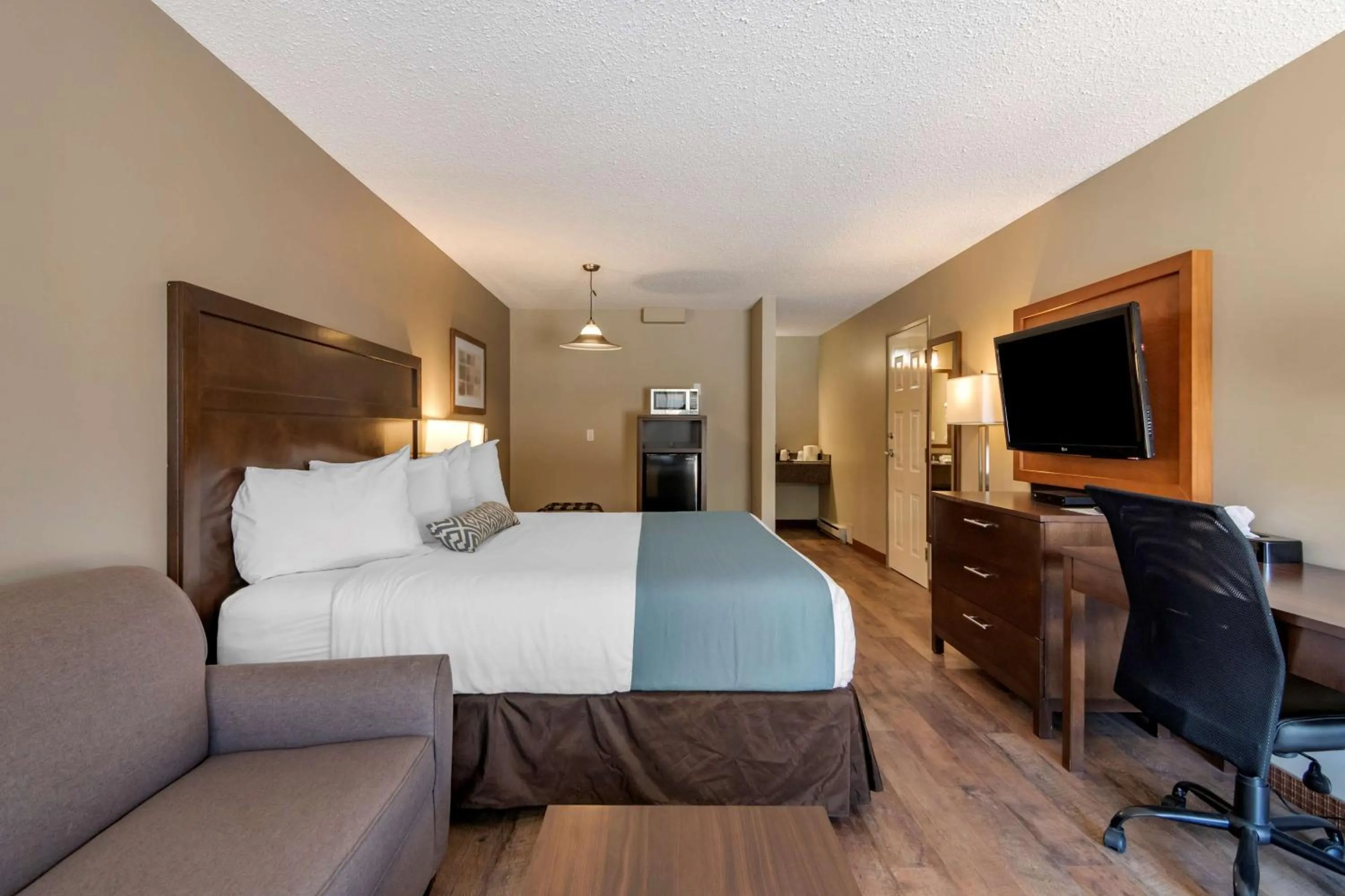 Bedroom, Bed in SureStay Plus Hotel by Best Western Salmon Arm