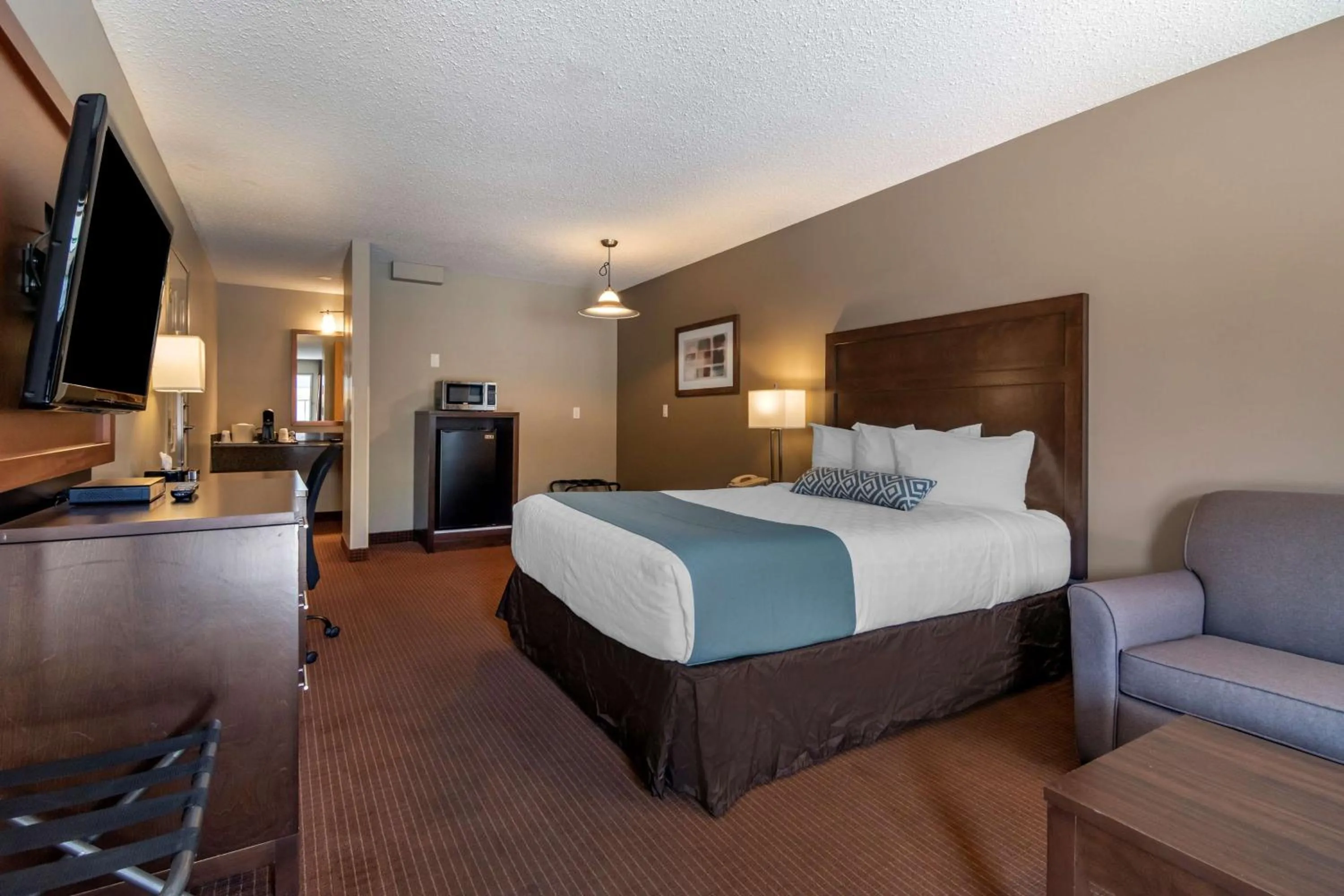 Bedroom, Bed in SureStay Plus Hotel by Best Western Salmon Arm