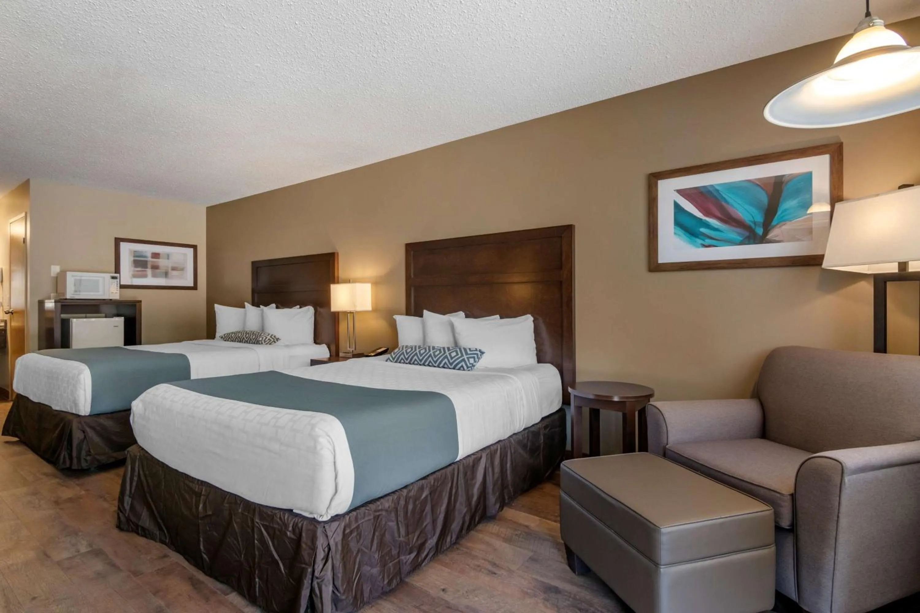 Bedroom, Bed in SureStay Plus Hotel by Best Western Salmon Arm
