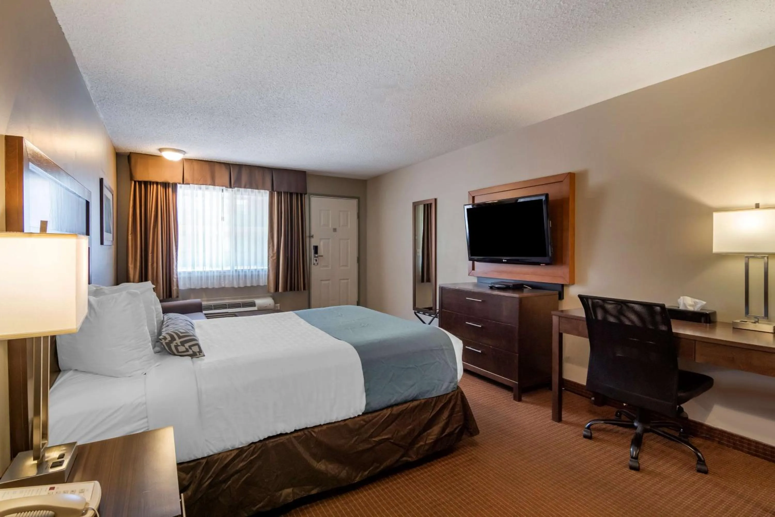Bedroom, Bed in SureStay Plus Hotel by Best Western Salmon Arm