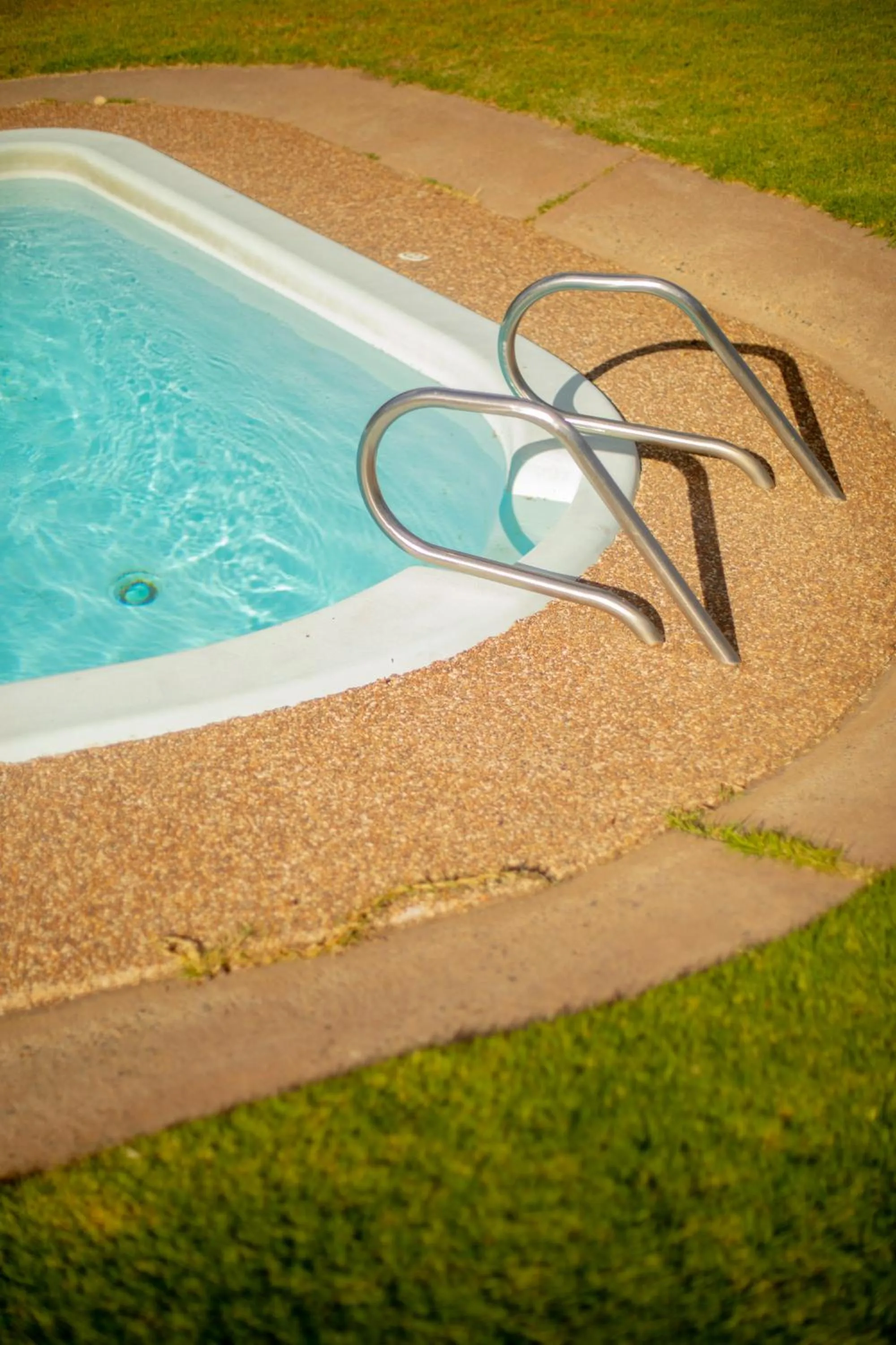 Swimming pool in The Alluna Motel, an Ascend Collection Hotel