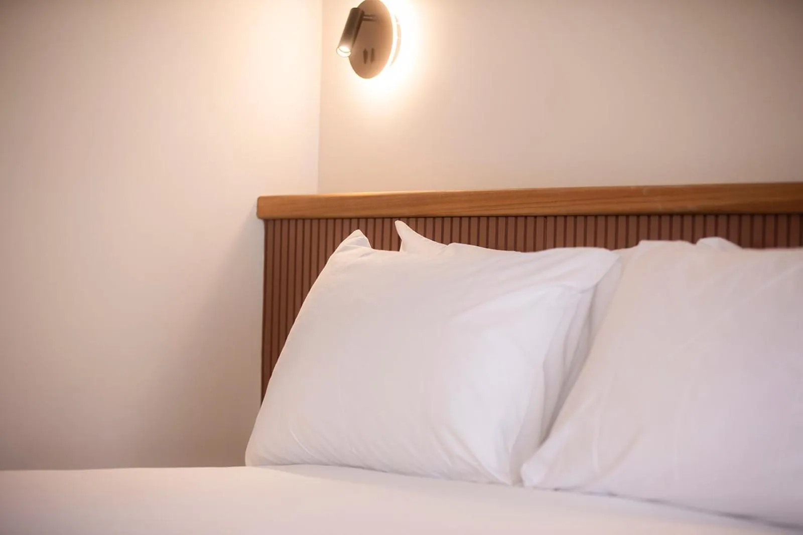 Bed in The Alluna Motel, an Ascend Collection Hotel