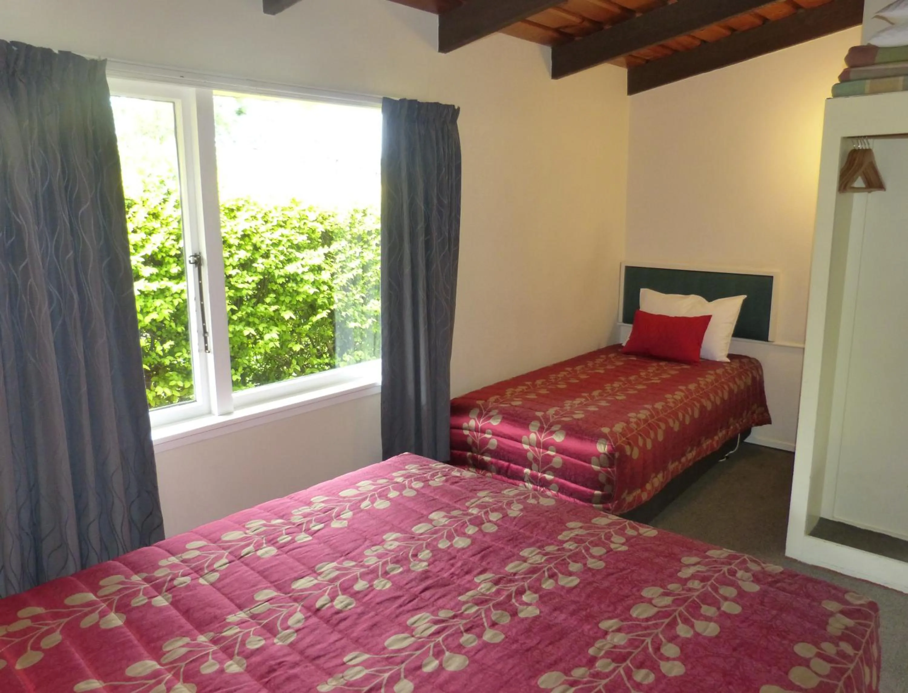 Bedroom, Bed in Spa Lodge Motel