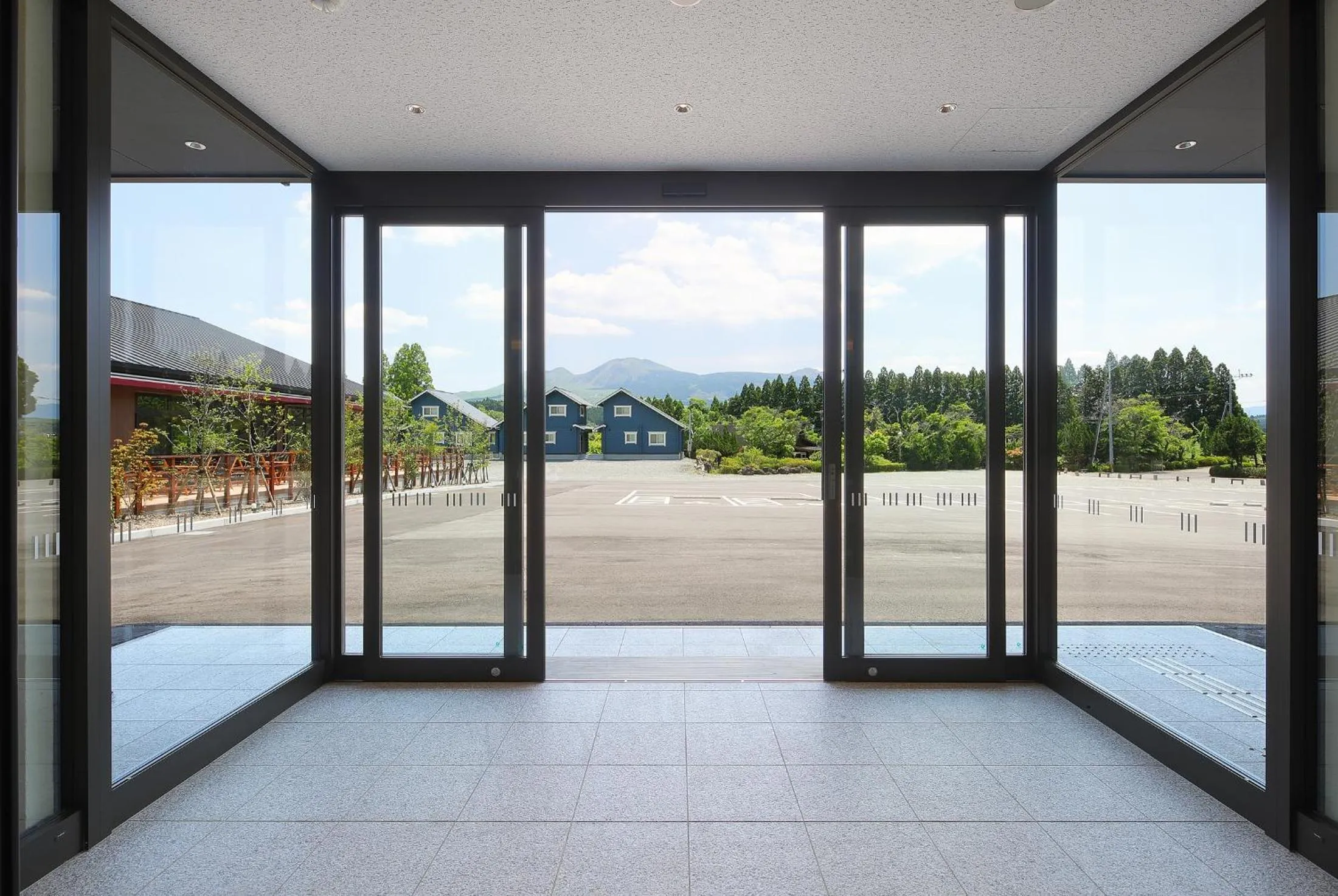 Facade/entrance in Aso Hakuun Sanso