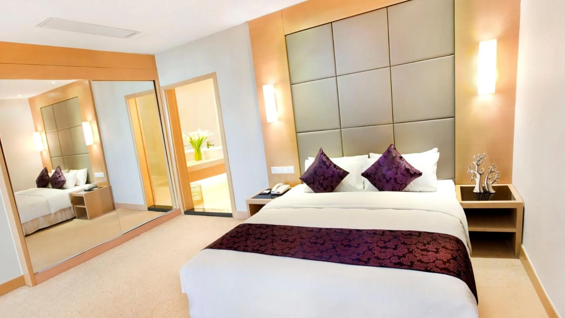 Bed in Dorsett Wuhan