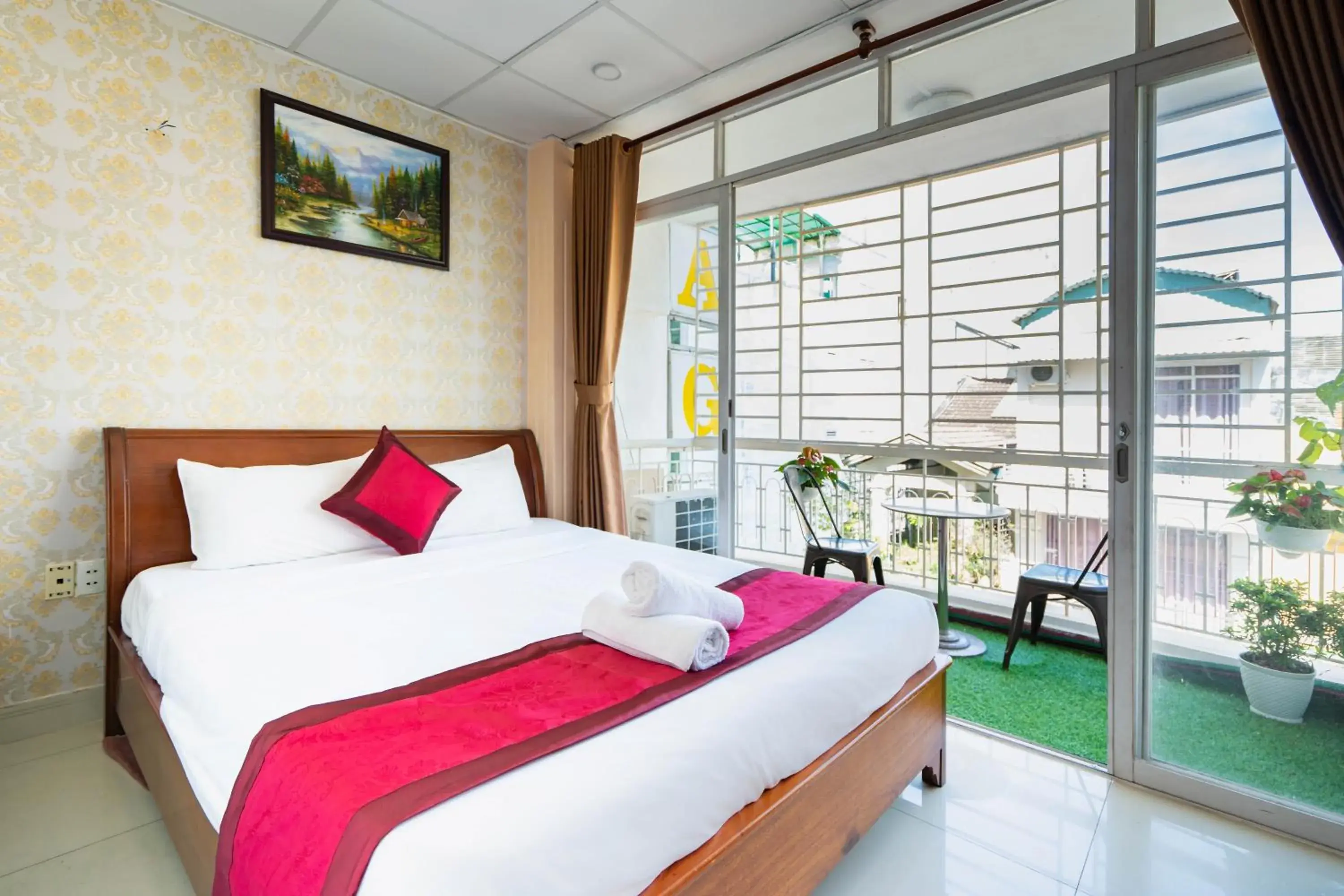 Queen Room with Balcony in New York Hotel Pham Ngu Lao Queen Room with Balcony in New York Hotel Pham Ngu Lao