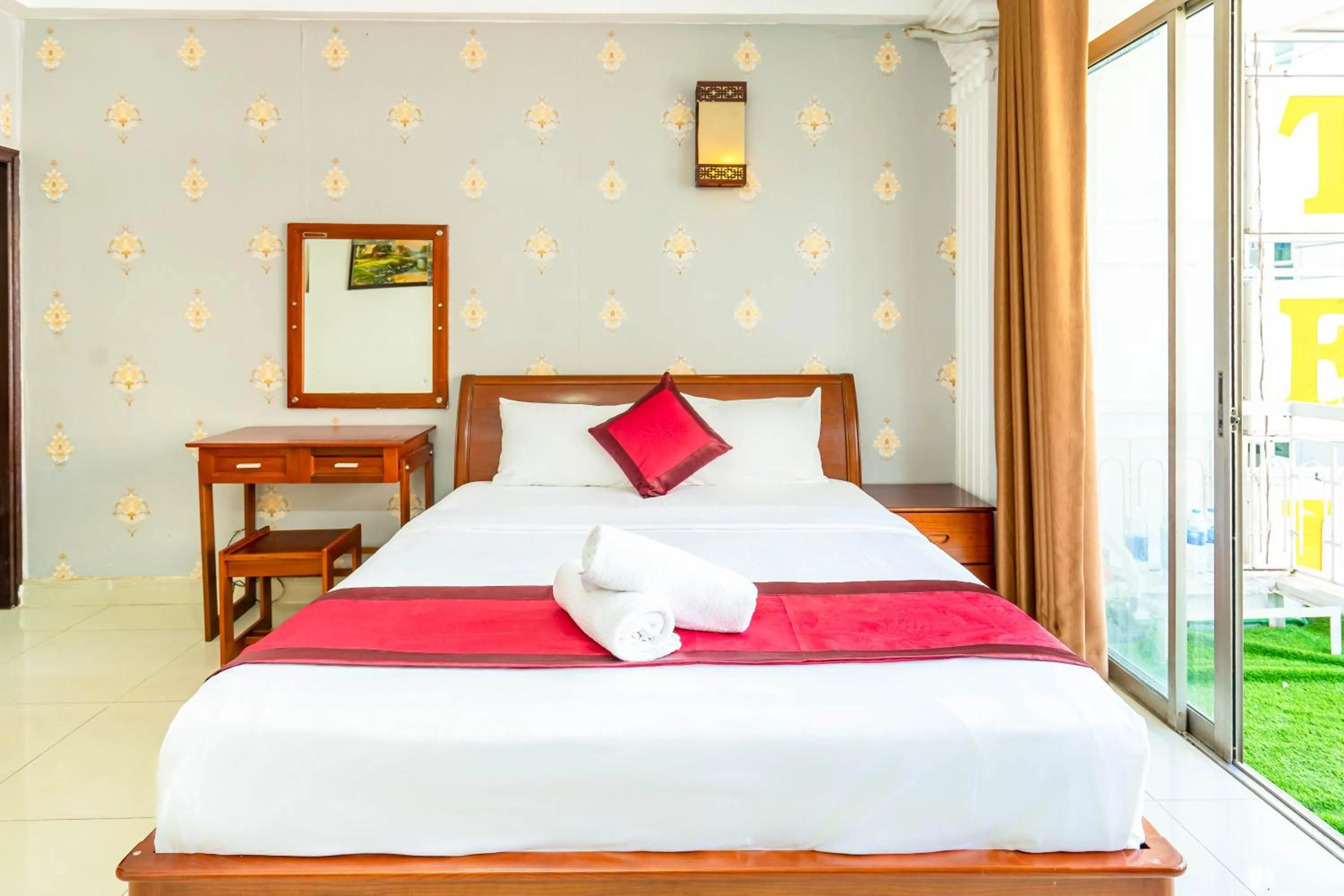 Bed in New York Hotel Pham Ngu Lao