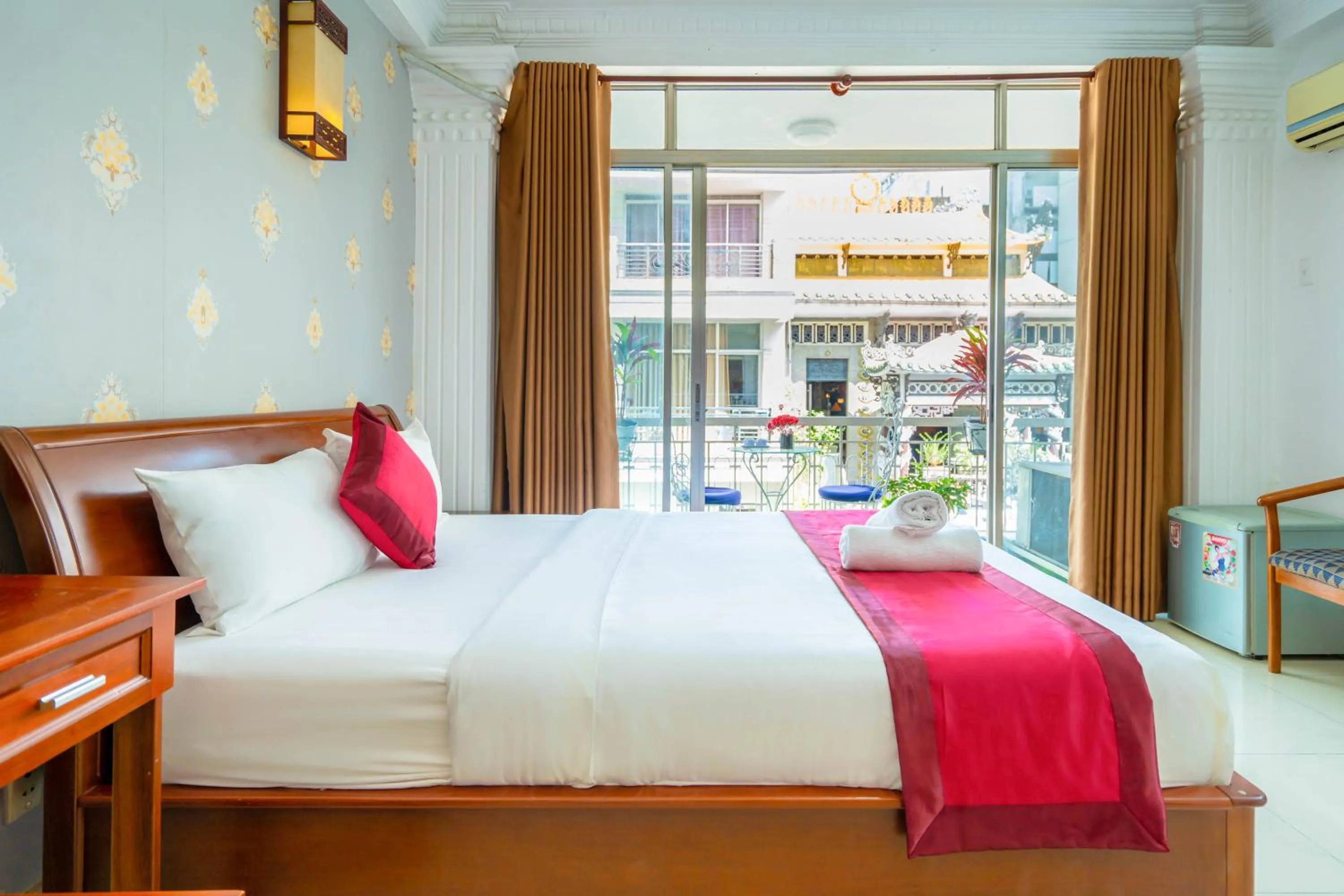 Bed in New York Hotel Pham Ngu Lao