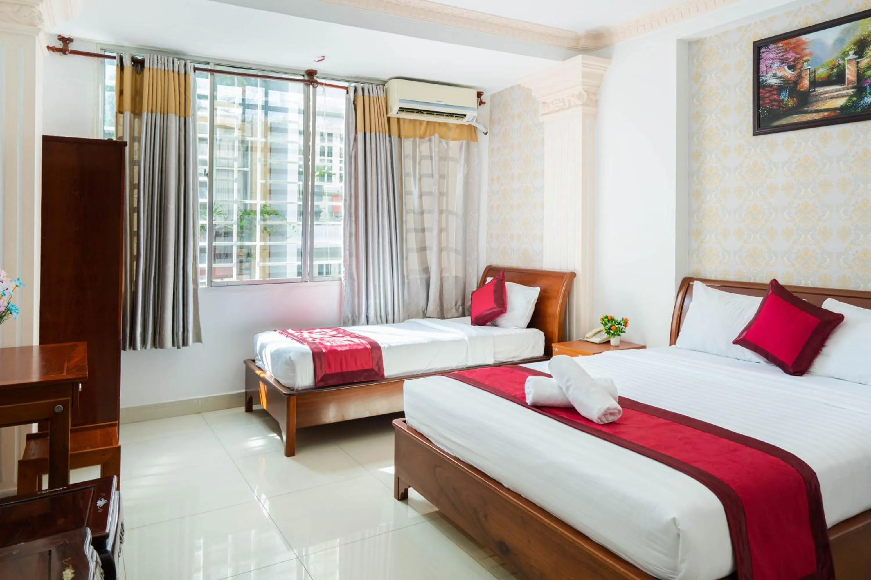 Bed in New York Hotel Pham Ngu Lao