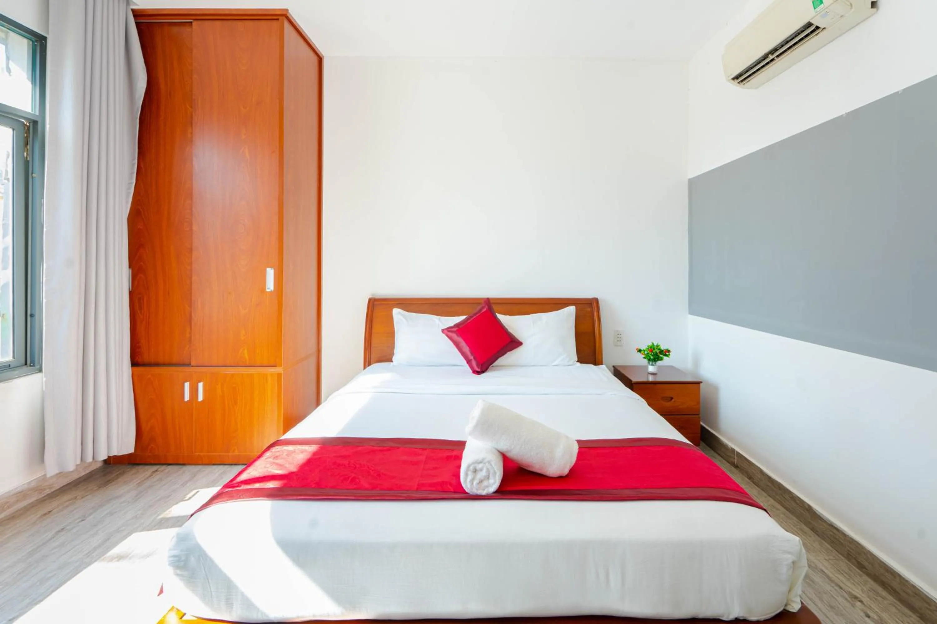 Bed in New York Hotel Pham Ngu Lao